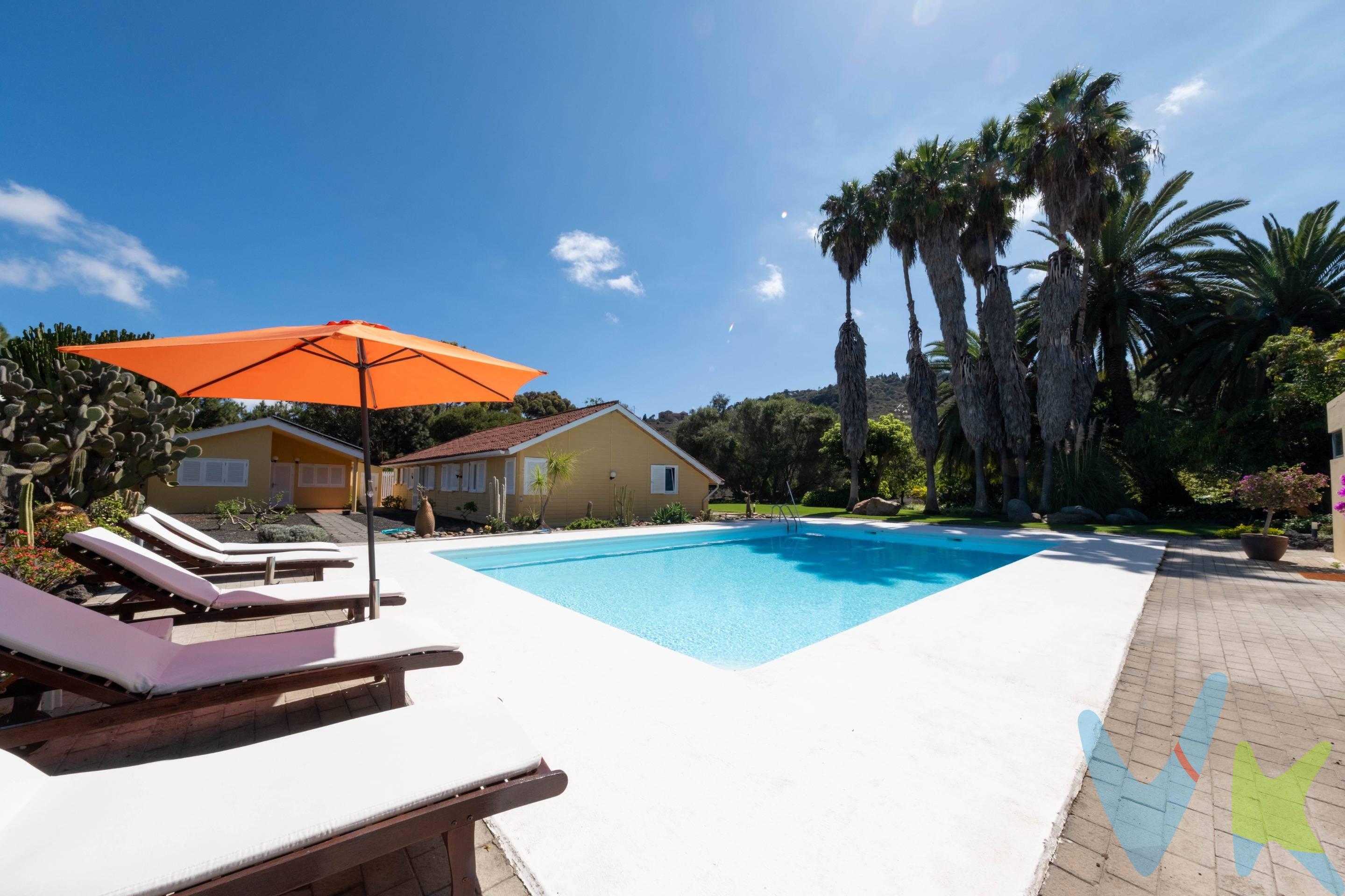 Descubre esta espectacular propiedad ubicada en Bandama, con una parcela de 5.000 m² y rodeada de naturaleza. Este chalet combina comodidad, lujo y espacio para disfrutar tanto en su interior como en el exterior. En la primera planta , encontrarás un enorme salón con acceso a un maravilloso porche que ofrece vistas al jardín, una cocina independiente , dos habitaciones individuales, y una suite principal con baño privado. Todo pensado para ofrecer el máximo confort. La planta baja está diseñada para el relax y el entretenimiento: una sala de spa con jacuzzi, sauna y baño, una biblioteca , un cuarto de televisión y juegos, y un despacho perfecto para trabajar desde casa. La casa además cuenta con calefacción central con radiadores a través de caldera de gasoil. El extenso jardín es un auténtico oasis con una gran piscina y una zona chill-out para disfrutar de fiestas con amigos, además de una cuadra para caballos, un hermoso estanque para peces y numerosos árboles frutales. Este chalet también cuenta con un apartamento independiente, ideal para recibir a amigos o familiares con total privacidad, un parking techado para 3 coches  y parking para invitados. Está equipado con placas solares, para mayor eficiencia energética. Los gastos e impuestos derivados de la compraventa no están incluidos en el precio. 