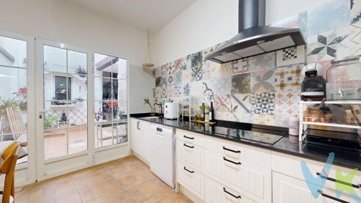 Piso en Torrent de 2 habitaciones con terraza privada y sala polivalente tipo trastero.135m². Nada más entrar accediendo desde la calle directamente y a través de un gran hall abierto que cruza hasta la salida de la terraza de la vivienda nos encontramos con un amplio salón con una cálida chimenea de hierro fundido y cocina abierta que da acceso a la agradable y práctica terraza. Dispone de 2 habitaciones con baño privado cada una de ellas, y en la terraza, aparte de espacio suficiente como para disfrutarla a diario desayunando y comiendo entre plantas o realizando agradables reuniones familiares y de amigos, también está muy aprovechada ya que dispone de una caseta anexa polivalente y zona de trastero.Toda esta magnífica vivienda, con terraza privada y total tranquilidad, destaca por su encanto y la calidad de la reforma realizada en el 2022, hecha al detalle y pensada para vivir con las mayores comodidades, techos altos con vigas tratadas, ventanas doble cristal tipo climalit, puertas de mobila restauradas manualmente, chimenea de hierro fundido, split de A/A.Esta magnífica vivienda destaca por el encanto y estilo de su reforma del 2022 y sus acabados de calidad. El piso es parte de una casa de dos plantas independientes. La parte de arriba dispone de otra amplia terraza y 4 habitaciones más buhardilla. Esta casa completa también hay posibilidad de adquirirla en su totalidad. InfórmateAdemás tendrás el privilegio de vivir en el centro de Torrent con todos los servicios al lado, muy cerca de la Avenida al Vedat, centro neurálgico con comercios, bancos, supermercados, ayuntamiento, colegios, paradas de metro,   Sé el primero en llamarnos para no perder esta gran oportunidad.Si tienes que vender antes tu vivienda, llámanos y te asesoramos cómo hacerlo para además tener los mínimos gastos posibles y todas las garantías.Agencia Registrada con el nº00516 en el Registro Obligatorio de Agentes Inmobiliarios de la Comunidad ValencianaPor mandato expreso del propietario, COMERCIALIZAMOS ESTE INMUEBLE EN EXCLUSIVA, lo que le garantiza el acceso a toda la información, a un servicio de calidad, un trato fácil, sencillo y sin interferencias de terceros. Por este motivo, se ruega NO MOLESTAR AL PROPIETARIO, a los ocupantes de la propiedad o a los vecinos. Muchas gracias por su comprensión.La oferta está sujeta a cambios de precio o retirada del mercado sin previo aviso. Este anuncio en su conjunto, incluyendo textos, fotos, imágenes o cualquier otro contenido de este, no es vinculante dado que la información es ofrecida por terceros y puede contener errores. Se muestra a título informativo y no contractual.El precio anunciado NO INCLUYE los impuestos, ni los gastos como, Notario, Registro de la Propiedad, ni los honorarios de la agencia inmobiliaria.Esta propiedad se pone a la venta con toda la documentación comprobada y en regla, por lo que ofrecemos GARANTIAS a los compradores. 