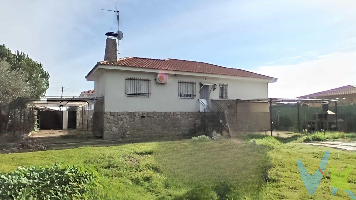 A 80 kilómetros de Madrid, en el Casar de Escalona.
Chalet independiente de 80m2, en parcela llana de 1005m2 con piscina y barbacoa.
La vivienda se encuentra en buen estado. Amueblada, con chimenea francesa y calefacción por bomba de calor. Tiene una piscina de 40 m2 y trastero independiente. 
Ventanas de aluminio con climalit, suelo de gres, puertas de madera de pino y paredes en gotelet. 
La vivienda es de una planta, con camara de aire debajo y se puede hacer una bodega. La fachada está en perfecto estado. 
IBI: 134€ anual
Basuras 35€ anual
Comunidad de propietarios: 72€ trimestral
Orientación: Entrada de la casa este y piscina al oeste.
Situación: A 2 kilómetros del pueblo del Casar de Escalona. Con todos los servicios imprescindibles: Colegios, guardería, farmacia, supermercado, centro de salud, etc. La urbanización cuenta con Piscina comunitaria, calles asfaltadas y todos los servicios necesarios para vivir de continuo.
Tenemos financiera. Llámanos y con tu nomina podrás tener la hipoteca para vivir en esta magnifica casa.
Honorarios de intermediación inmobiliaria no incluidos en el precio.
Información válida salvo error tipográfico.