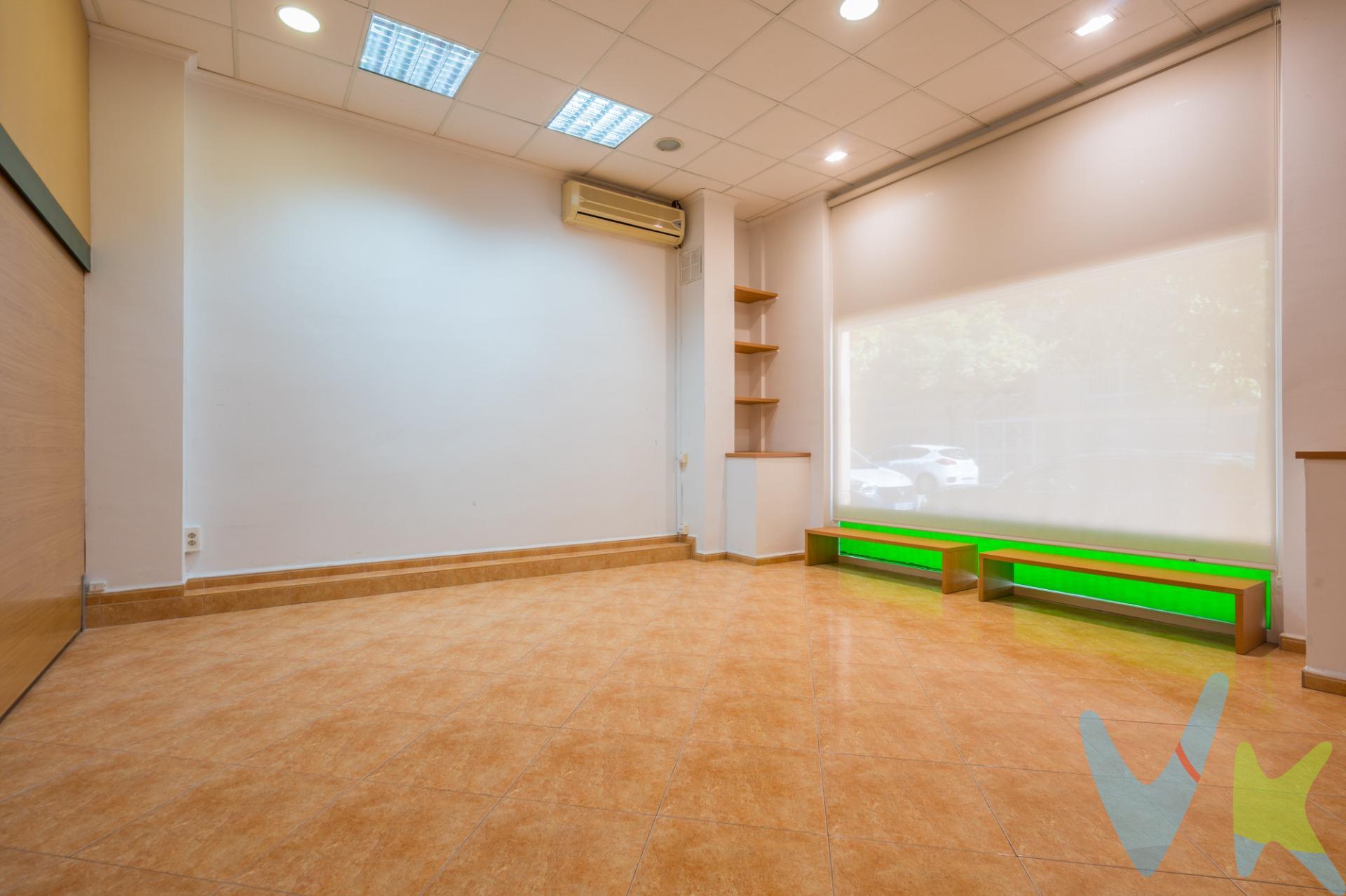 Se vende local comercial en Benimàmet, ideal para iniciar  tu negocio en un espacio amplio, luminoso y totalmente acondicionado. El local cuenta con una superficie construida de 118 m² y destaca por su funcionalidad y versatilidad. Dispone de dos grandes ventanales de aluminio, uno de ellos con acceso directo, lo que aporta excelente visibilidad y abundante luz natural. Actualmente se distribuye en una oficina luminosa, un amplio despacho, un aseo y un altillo, adaptándose fácilmente a diferentes tipos de actividad. El inmueble está listo para entrar a trabajar. Dispone de suministro de agua, electricidad y desagüe, aire acondicionado, alumbrado de emergencia y extintores. El aseo se encuentra totalmente equipado y cuenta con ventilación mediante extracción forzada al exterior. En materia de accesibilidad, el local no presenta barreras arquitectónicas, ya que no existen desniveles, escaleras ni rampas. Las zonas de paso cuentan con una altura libre mínima de 2,20 m, las puertas tienen una altura de 2 m y la salida dispone de una anchura de 1,52 m, estando además correctamente señalizada. . Ubicado en la zona de Benimàmet, a pocos minutos de Valencia, el local goza de una excelente ubicación, con buenas conexiones de transporte, servicios cercanos y un entorno consolidado. Una oportunidad ideal para desarrollar tu actividad en un espacio cómodo, funcional y listo para comenzar. --------------------------.  Por mandato expreso del propietario, comercializamos este inmueble en exclusiva, lo que le garantiza el acceso a toda la información, a un servicio de calidad, un trato fácil, sencillo y sin interferencias de terceros. Por este motivo, se ruega no molestar al propietario, a los ocupantes de la propiedad o a los vecinos. Muchas gracias por su comprensión. Si usted es agente inmobiliario y tiene un cliente para este inmueble, llámenos: estaremos encantados de colaborar. . 