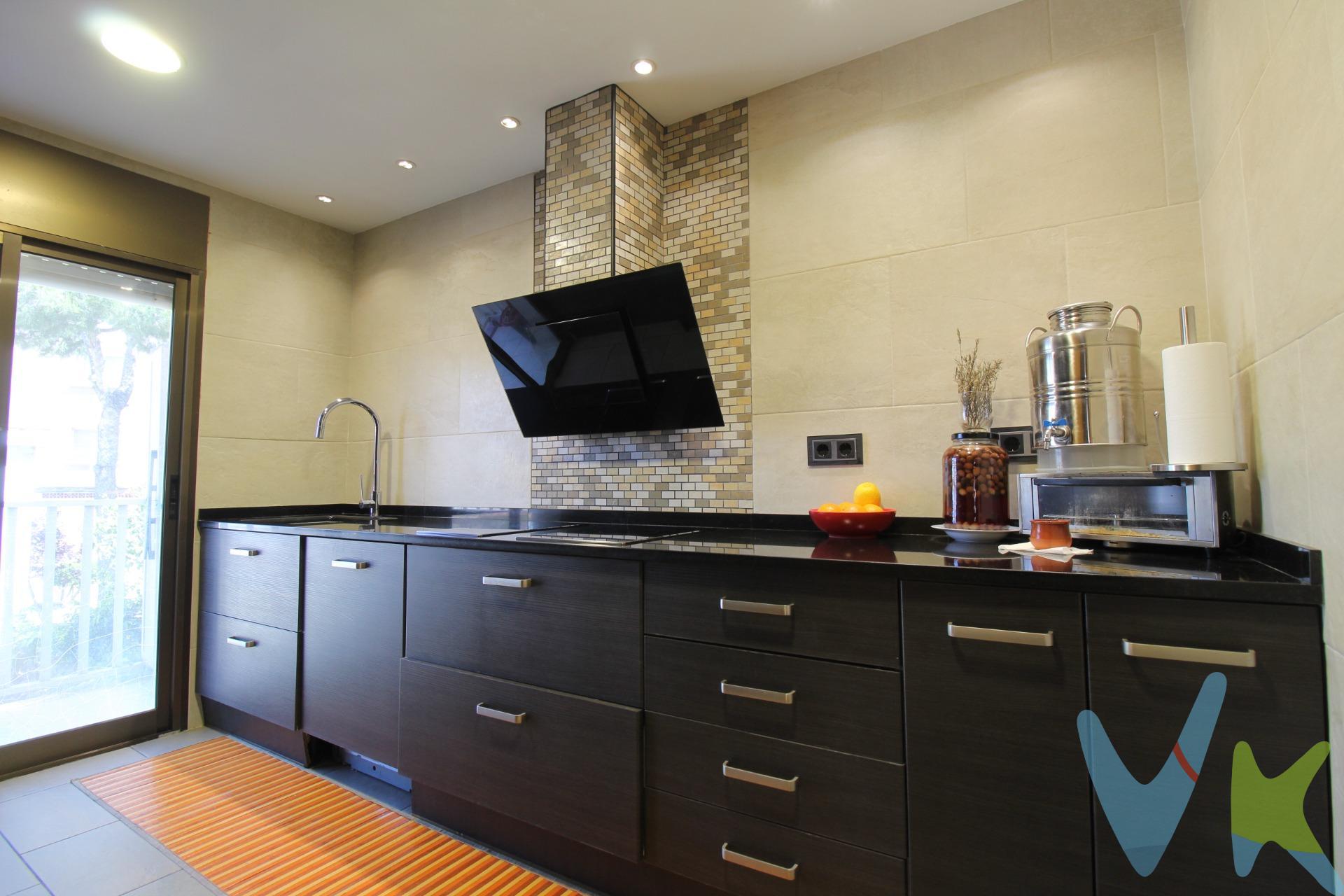 Tu  nuevo hogar en Vilanova i la Geltrú te espera. Descubre esta acogedora casa esquinera perfecta para familias que valoran el espacio, la tranquilidad y la comodidad de tener todo cerca. Situada en una zona tranquila pero muy bien conectada, estarás a pocos pasos de supermercados, colegios, estación de tren y todos los servicios que necesitas en tu día a día. Con tres habitaciones, dos de ellas de gran tamaño y un altillo muy amplio (con acceso directo a un solariun privado, esta casa está pensada para que cada miembro de la familia tenga su propio rincón. La zona de día ofrece una cocina práctica y luminosa, y un gran comedor con chimenea que se convierte en el corazón del hogar y desde el que puedes salir a un amplio balcón donde poder estar tan cómoda como te merces. El garaje tiene capacidad para tres coches y cuenta con varios accesos independientes, ideal también si necesitas un espacio para despacho, estudio o incluso tu propio negocio con entrada desde la calle. La parte trasera de la casa alberga un encantador patio privado, perfecto para desconectar, jugar con los peques o hacer una barbacoa en la mejor compañía.