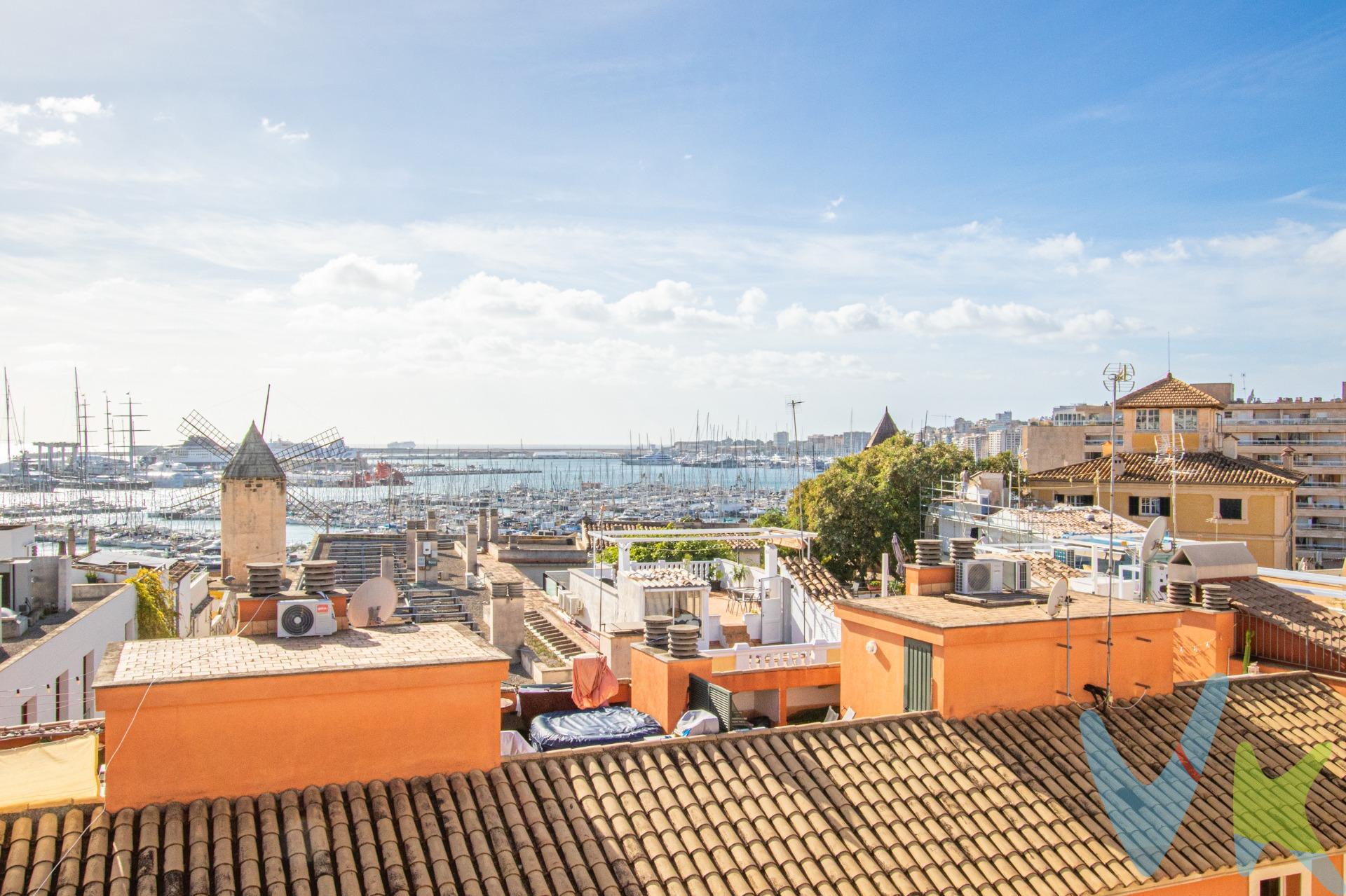 ¿Sueñas con tener tu propio rincón en uno de los barrios más de moda de Palma, combinando autenticidad y moderna? Este piso en la calle San Magín es una joyita ideal para quienes buscan su primera vivienda y valoran la personalidad de los edificios con historia. Ubicado en un tercer piso sin ascensor, este hogar respira luz y amplitud. Desde el salón disfrutarás de vistas despejadas e incluso de una bonita panorámica parcial del puerto de Palma, ¡y si subes a la terraza comunitaria, las vistas se vuelven aún más espectaculares!. El piso tiene 65 m² muy bien distribuidos en tres espacios:. Una zona de día diáfana, con salón comedor y cocina abierta con barra americana: perfecta para compartir cenas con amigos o simplemente relajarte al llegar a casa. Un dormitorio doble, acogedor y tranquilo. Un baño funcional. Mantiene su encanto original, con suelos cerámicos y ventanas de madera con cristal simple, para los que buscan conservar ese estilo clásico con alma. Además, cuenta con 2 splits de aire acondicionado, uno en la zona de día y otro en el dormitorio, para estar a gusto todo el año. Incluye trastero privado en la azotea, ideal para guardar bicis, tablas o esas cosas que necesitas pero no quieres en medio. La terraza comunitaria es otro de sus puntos fuertes: un espacio que puedes usar respetando las normas, ideal para desconectar o disfrutar de las vistas al mar. Si estás dando el paso de independizarte, si quieres invertir en un hogar con esencia en una zona viva y bien conectada, este piso puede ser tu lugar para empezar algo grande. Ven a descubrirlo en San Magín, Santa Catalina.