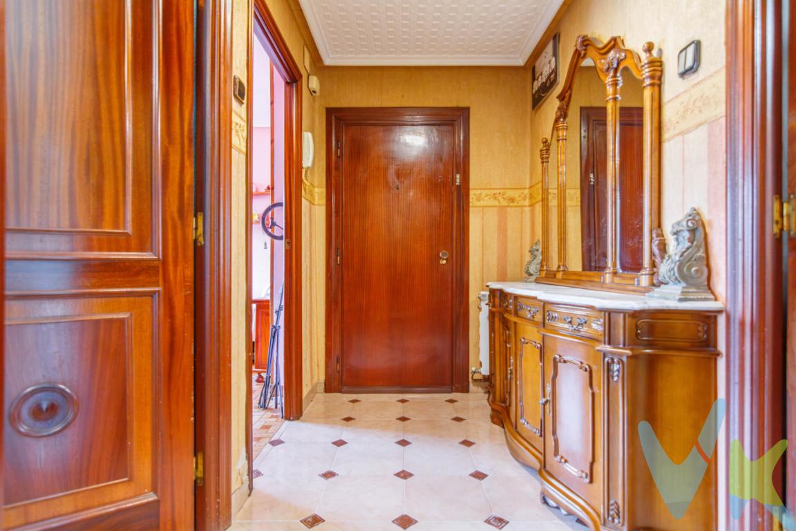  Se ofrece a la venta un encantador piso en el centro de  Mieres, una ubicación estratégica que combina tranquilidad y accesibilidad. Este inmueble, situado en la planta octava de un edificio que, ofrece unas impresionantes vistas que se extienden desde el corazón de la ciudad hasta sus alrededores naturales.Dispone de 3 habitacionesCocina - Salón 1 cuarto de baño completoTotalmente exteriorVistas espectacularesEl edificio cuenta con ascensor, un valioso recurso para su acceso directo desde la calle, facilitando la movilidad diaria y siendo una característica indispensable para las familias con niños o adultos mayores. La comunidad de vecinos es tranquila y se ha mantenido un ambiente acogedor y seguro, ideal para quienes valoran la serenidad.Además, el inmueble está excelentemente comunicado. A poca distancia se ubican paradas de autobús y la estación de tren, lo que facilita el desplazamiento a las áreas circundantes y al centro de Mieres. Esta característica es ideal para aquellos que necesitan viajar por motivos profesionales o que simplemente desean disfrutar de las facilidades urbanas sin sacrificar la tranquilidad de un entorno más relajado.La ubicación en Mieres representa un equilibrio perfecto entre naturaleza y urbanidad. La cercanía a servicios esenciales como supermercados, colegios y centros de salud complementa una vida llena de conveniencia y simplicidad. Asimismo, el variado entorno cultural y de ocio amplía las opciones de entretenimiento y desarrollo personal.En definitiva, este piso es una oportunidad única para establecerse en una zona de creciente popularidad, sin renunciar a la tranquilidad y el bienestar que ofrece el entorno. Le invitamos a contactar para programar una visita y descubrir de primera mano todos los detalles que hacen de esta propiedad una opción sin igual. Cada rincón de este hogar aguarda su toque personal para convertirse en un espacio único y especial.¿ VAMOS A VERLO ? NOTA: SOLO SE ATENDERÁN INTERESADOS QUE DEJEN SU NUMERO DE TELEFONOPRECIO DE VENTA SIN GASTOS NI IMPUESTOS INCLUIDOS: El precio de venta no incluye los gastos e impuestos derivados de la operación. Corresponden al comprador el pago del Impuesto sobre Transmisiones Patrimoniales (ITP), calculado sobre el valor más alto entre el precio de venta y el valor de referencia catastral, así como los honorarios de notaría y registro según aranceles oficiales, teniendo el comprador libertad para elegir notario. Para consultar los porcentajes del ITP en Asturias puede hacerlo a través de la web oficial de servicios tributarios del Principado de Asturias https://sede.tributasenasturias.es/sites/sede/default/es_ES/Que-quiereshacer/Transmisiones-Patrimoniales-y-AJD. Asimismo, el comprador asumirá los gastos de tasación y costes bancarios si precisa hipoteca, junto con unos honorarios de mediación del 2% más IVA, con un minimo de 2.000,00 mas IVA. Por su parte, el vendedor asumirá el pago de la plusvalía municipal y los honorarios de intermediación. Este anuncio es meramente informativo y los interesados tienen derecho a solicitar la documentación adicional del inmueble conforme a la normativa vigente.  