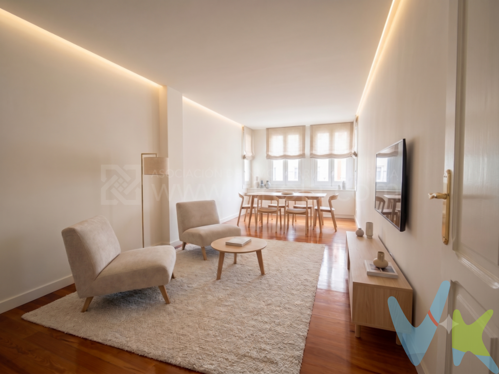 Inmobiliaria Solozábal, ofrece en el corazón de Logroño, zona Centro y peatonal, se encuentra este magnífico piso a la venta, una oportunidad única para aquellos que buscan un hogar espacioso y con carácter. Con una superficie útil de 119 metros cuadrados y una total de 129.5 metros cuadrados construidos, este inmueble se presenta como una joya arquitectónica, ubicada en la primera planta de un edificio emblemático levantado en 1930.Las cuatro amplias habitaciones del piso ofrecen un espacio inigualable para toda la familia, o para quienes deseen disponer de un despacho o estudio personal. Cada habitación ha sido cuidadosamente diseñada para aprovechar al máximo la luz natural, creando un ambiente cálido y acogedor. Los suelos de madera y los techos altos añaden un encanto atemporal, que llama la atención desde el momento en que se cruza el umbral.En cuanto a los aseos, el inmueble dispone de dos espaciosos y modernos, recientemente renovados para ofrecer la máxima comodidad. El diseño combina elementos contemporáneos con el carácter clásico de la propiedad, proporcionando funcionalidad sin perder de vista la estética.A pesar de su antigüedad, el edificio cuenta con las comodidades indispensables para la vida moderna, como un ascensor que facilita el acceso a la primera planta.Una ubicación privilegiada es uno de los aspectos más destacados de este inmueble. Situado en el centro urbano, todas las facilidades imaginables están a escasa distancia a pie. Desde tiendas, restaurantes hasta locales de ocio, vivir aquí garantiza un estilo de vida vibrante y dinámico. También es un lugar ideal para disfrutar de paseos tranquilos, gracias a los numerosos parques y zonas verdes de los alrededores.Además, los servicios de transporte público están convenientemente ubicados, facilitando el acceso a otras partes de la ciudad y sus alrededores. Este atractivo añadido hace de esta propiedad una oferta difícil de resistir tanto para compradores locales como forasteros interesados en mudarse a Logroño.No pierda la oportunidad de visitar este espacioso y encantador piso. La amplitud, la ubicación céntrica y el carácter distintivo de esta propiedad brindan una combinación ideal para aquellos que buscan mucho más que un simple lugar donde vivir. Convierta este piso en su próximo hogar y disfrute de una vida con todas las comodidades en una ciudad llena de historia y cultura. Para más información o para programar una visita, no dude en contactarnos. Esta propiedad no permanecerá disponible por mucho tiempo, así que actúe rápido para asegurar un futuro próspero y confortable en Logroño.Al ser una vivienda para reformar, no tiene cédula de habitabilidad vigente.No se permite en esta comunidad el uso o explotación de pisos turísticos.Figura un trastero en la nota registral del que no existe realidad física.Edificio con ITE favorable. 