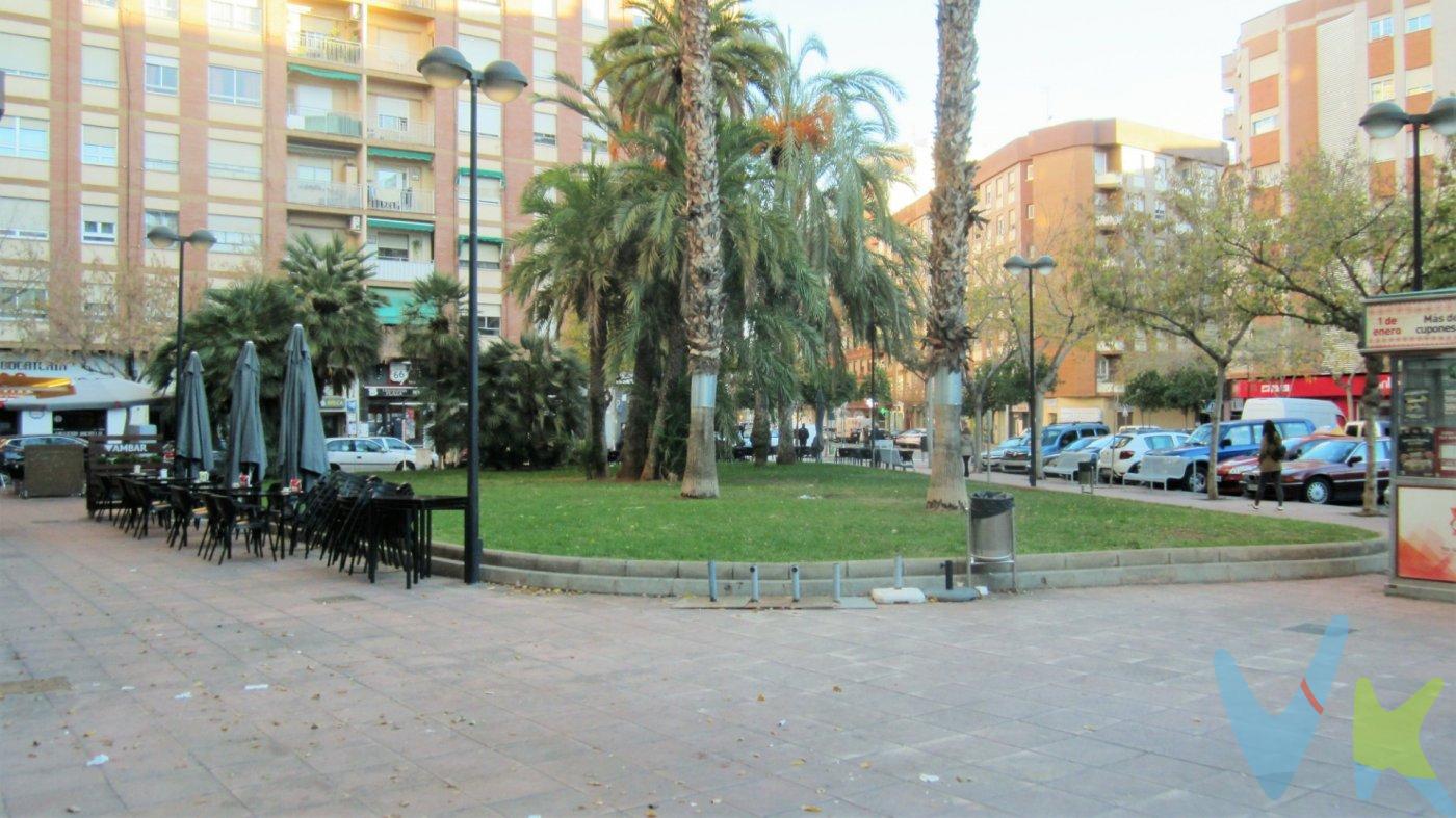 Local en entreplanta de edificio con nueve plantas y una antigüedad que data de 1.975.  Orientación Suroeste y separado 57 metros del edificio más próximo, que unido a la amplitud de huecos de fachada garantiza una especial luminosidad de las estancias.  Distribuido interiormente en tres oficinas con 43, 44 y 38 metros útiles respectivamente y conectados a través de pasillo común, al que se accede desde zaguán privativo y escalera. Comparten además dos aseos independientes.  Buen estado de conservación y uso polivalente por su configuración y superficie.  Situado frente a plaza pública, rodeado de todo tipo de servicios y transporte público, a escasos 600 metros del centro urbano. (*) Cláusula de Transparencia y Desglose de Gastos. En cumplimiento de las obligaciones de información previstas en la Ley 10/2025, de 28 de diciembre, de servicios de atención a la clientela y transparencia, así como en la normativa sectorial vigente, se hace constar que el precio indicado no incluye los gastos e impuestos inherentes a la adquisición, los cuales se desglosan a continuación:. - Impuesto sobre Transmisiones Patrimoniales (ITP): Se aplicará el tipo impositivo vigente en la Comunidad Valenciana, generalmente el 10%, sin perjuicio de tipos reducidos aplicables según las circunstancias personales del comprador o las características del inmueble. El impuesto se devenga sobre el Valor de Referencia Catastral o el precio de venta, aquel que resulte superior. Para una información exhaustiva sobre el funcionamiento, tipos impositivos y bonificaciones del ITP, puede consultar el portal oficial de la Agencia Tributaria autonómica en el siguiente enlace: www.atv.gva.es/es/itpajd. - Gastos de Notaría: Los honorarios notariales se calcularán conforme al arancel oficial regulado en el Anexo I, del Real Decreto 1426/1989, de 17 de noviembre, por el que se aprueba el arancel Notarial. - Gastos de Registro: La inscripción en el Registro de la Propiedad se facturará según el arancel oficial establecido en el Anexo I, del Real Decreto 1427/1989, de 17 de noviembre, por el que se aprueba el arancel de los Registradores de la Propiedad. - Gastos de Gestión: Los honorarios por la tramitación administrativa, liquidación de impuestos e inscripción registral, en el supuesto de ser a cargo de la agencia inmobiliaria, ascienden a 302,50 € (IVA incluido). - Honorarios Agencia del Vendedor: incluidos en el precio publicado. - Honorarios Agencia del Comprador: Se informa que eventualmente podrían existir honorarios profesionales a cargo del adquirente, en aquellos casos en que se hubieran contratado previamente los servicios específicos del encargo de compra y en ningún caso estarán vinculados al precio.  