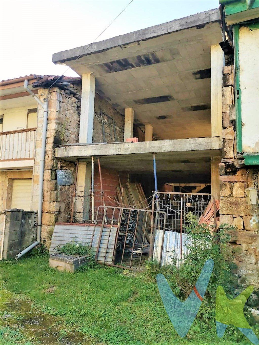 Presentamos esta casa montañesa de piedra adosada que espera ser transformada. Con una estructura completa y de hormigón, esta propiedad de 141 m² construidos ofrece la flexibilidad de redistribuir el interior y adaptarlo a tus necesidades. Cuenta con tres dormitorios, un baño y su construcción data de 1919. Además, la orientación este-oeste proporciona una excelente iluminación natural. Delante de la casa, encontrarás una corralada común que añade un toque tradicional. Una de las ventajas destacadas es la posibilidad de adquirir la propiedad contigua, permitiendo así crear un espacio aún mayor para ti y los tuyos. Todo ello a un precio increíble para la zona. ¡No dejes pasar esta oportunidad y contáctanos para una visita sin compromiso. ¡Te asesoramos en todo el proceso para que hagas realidad tus ilusiones de reforma!. Los impuestos, gastos de notaría y registro no están incluidos en el precio.