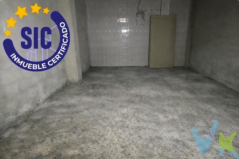 Emprendedor, comerciante, visionario: Esta es la oportunidad que estabas buscando para asegurar tu futuro financiero. Ponemos a la venta un amplio local comercial de 154 m², a solo 100 metros del río Turia y estratégicamente ubicado cerca de la Avenida Pérez Galdós. Este no es solo un local; es una inversión inteligente en una de las zonas más vibrantes y con mayor potencial de Valencia. ¿Por qué este local es tu mejor opción?. •	Localización estratégica: Situado en el corazón de L'Olivereta, un barrio consolidado con un flujo constante de clientes potenciales, tanto residentes como turistas. •	Adaptabilidad Ilimitada: Con 123 m² útiles a tu disposición, este espacio es el lienzo perfecto para tu visión. Imagina tu coworking, restaurante, tienda de moda, galería de arte o cualquier otro negocio prosperando aquí. •	Inversión con Visión: una oportunidad de inversión única, permitiéndote adquirir un activo de alto valor a un precio excepcional. No dejes pasar esta ocasión de oro para establecer tu negocio en una ubicación inmejorable. El mercado no espera, y las mejores oportunidades desaparecen rápido. ¡Actúa ahora! Llama ya y asegura tu visita para descubrir todo el potencial de este local. VENTA:. PVP 150.000€. Gastos e impuestos no incluidos en el precio. La compra conlleva impuestos y gastos de formalización para el comprador. A título orientativo se informa que en segundas transmisiones el ITP con carácter general en Valencia es del 10%, pudiendo existir otros tipos impositivos atendiendo a las circunstancias personales del comprador u otras circunstancias previstas legalmente. Base imponible del impuesto el mayor valor entre el precio de compraventa, la tasación o el valor de referencia catastral. En cuanto a los gastos de notaría y registro, en su caso, suelen oscilar aprox. entre 1,5% y 2,5% (aranceles variables según precio, n.º de copias y complejidad). El comprador elige notario. Si el comprador precisase de hipoteca: tasación, condiciones y costes bancarios serán según entidad elegida por el comprador, así como los gastos de gestoría, y cualesquiera otros gastos inherentes a la formalización de la compraventa que legalmente correspondan a la parte compradora, salvo pacto expreso en contrario con el vendedor. El consumidor tiene, conforme a la normativa vigente, a su disposición información y documentación adicional relativa al inmueble y condiciones de la compraventa, que podrá ser consultada en C/Joaquín Costa 4, bajo 46005 Valencia o urbe2@remax.es. Honorarios de mediación inmobiliaria a cargo del COMPRADOR: (3% del precio final de venta más IVA (21%), salvo otro pacto.); y de VENDEDOR (según acuerdo con el mismo). Se informa al consumidor que la agencia actúa como intermediaria inmobiliaria en la operación, estando cualquier eventual compraventa y sus condiciones sujeta a la aceptación expresa del propietario-vendedor y a la posterior formalización del correspondiente contrato.