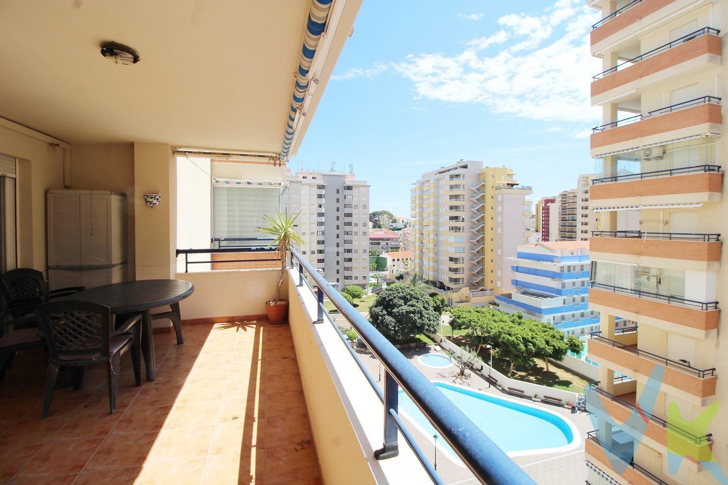 Ref. 1869_Disfruta de la playa en este apartamento situado en la 7ª planta del Residencial Bonaire II, con una ubicación ideal, entre la playa de La Concha y Morro de Gos. También cerca de la zona del centro de Oropesa del Mar, con todos los servicios y comercios. La vivienda está compuesta de 2 dormitorios dobles con armarios empotrados, 1 baño con bañera,  cocina americana y salón – comedor con salida directa a una espaciosa terraza de 16 m2, orientada al sur y con vistas despejadas a las zonas comunes y la piscina comunitaria donde poder disfrtar durante la temporada estival. Además, para tu comodidad, el precio de venta incluye una plaza de parking en superficie. La urbanización cuenta con piscina, zonas verdes, parque infantil, sauna, jacuzzi y gimnasio, además del servicio de conserjería todo el año. NOTA INFORMATIVA DE ATENCIÓN A LA CLIENTELA. (LEY 10/2025 de 28 de diciembre):. En cumplimiento de las obligaciones de información previstas en la Ley 10/2025, de 28 de diciembre, de servicios de atención a la Clientela y transparencia, cuyo contenido completo puede consultar en el siguiente enlace al Boletín Oficial del Estado: https://www.boe.es/eli/es/l/2025/12/26/10 se informa que el precio anunciado no incluye los impuestos, tasas y gastos derivados de la compraventa, los cuales se describen a continuación:. - Impuesto sobre Transmisiones Patrimoniales (ITP): Se aplicará el tipo impositivo vigente en la Comunidad Autónoma donde esté ubicado el inmueble, en el caso de la Comunidad Valenciana, con carácter general el 10%, sin perjuicio de tipos reducidos aplicables según las circunstancias personales del Comprador o las características del inmueble. El impuesto se devenga sobre el mayor valor entre el Valor de Referencia Catastral o el precio de venta de la Escritura de Compraventa. Para una información pormenorizada sobre tributación, tipos impositivos y bonificaciones del ITP, puede consultar el portal oficial de la Agencia Tributaria Valenciana (ATV) en el siguiente enlace: https://atv.gva.es/es/itpajd. - Gastos de Notaría: Los honorarios notariales se calcularán conforme al arancel oficial regulado en el Anexo I, del Real Decreto 1426/1989, de 17 de noviembre, por el que se aprueba el arancel Notarial. - Gastos de Registro: Los honorarios del Registrador de la Propiedad correspondientes a la inscripción en el Registro de la Propiedad competente se calcularán según el arancel oficial establecido en el Anexo I, del Real Decreto 1427/1989, de 17 de noviembre, por el que se aprueba el arancel de los Registradores de la Propiedad. -Tasas de expedición de Cédulas de Segunda Ocupación, tasas y/u honorarios de profesionales por expedición de boletines de instalación de agua, luz o gas, así como el coste de las altas de dichos suministros, si no estuviesen ya contratados. - Gastos de Gestión en caso de adquisición mediante financiación hipotecaria: Los honorarios por la tramitación administrativa, liquidación de impuestos e inscripción en el Registro de la Propiedad serán calculados por la Gestoría designada por la Entidad Bancaria hipotecante de los inmuebles. - Honorarios Agencia del Vendedor: No están incluidos en el precio de venta. -Honorarios Agencia del Comprador: La Agencia informará al Cliente del coste de sus honorarios.