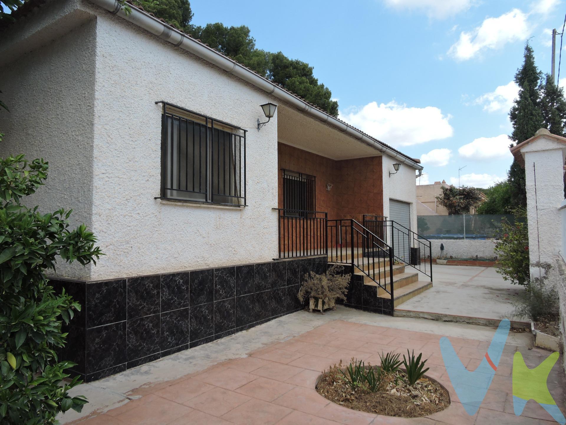 Vive rodeado de Naturaleza en este chalet situado en la urbanización Camp de Turia en el termino de Llíria. . El chalet esta situado sobre una parcela de aproximadamente 700 metros cuadrados, en una zona donde el suelo es urbano sin desarrollar, por lo que no cuenta con alcantarillado, ni alumbrado. . Respira aire puro y aléjate de la ciudad 🙂. Si nos acompañas hacemos un recorrido por la 🏡. ➡️ La parcela. En la parte trasera hay una barbacoa y terraza, para disfrutar de esos pedacitos de tiempo con tus amigos y familia saboreando una fantástica paella. Dentro de la parcela también hay una construcción que es un paellero y almacén. . ➡️ La Casa. . Subimos las escaleras a lo que va a ser tu nuevo hogar, nada mas entrar nos recibe un amplio salón comedor con una chimenea de esas que te aseguran no pasar frio en invierno, si salimos por el pasillo este nos lleva al resto de estancias, tres habitaciones, el baño y la cocina. También desde la cocina podremos acceder al garaje cubierto con el que cuenta la casa. Preguntas Frecuentes 🔽. ¿ Se puede construir una piscina ? . Como construcción auxiliar a la casa el Plan General de Ordenanza Urbana de Llíria SI PERMITE la construcción de una piscina, siempre que se mantenga una distancia mínima de 4 metros del linde principal y de al menos 1 metro con el linde del vecino. . ¿ Se puede reformar el interior de la casa ? . Solicitando los permisos y licencias correspondiente no hay ningún inconveniente, lo que no esta permitido es aumentar la volumetría de la casa. A si que si estas en un momento de tu vida en el que necesitas un cambio, contacta con nosotros y te mostraremos esta vivienda. Contacta con nosotros 📲. ¿ Necesitas Financiación ?.  . Nuestro departamento financiero puede gestionar tu préstamo " Hasta un 100% + Gastos ". ¡ Consúltanos !.  . *Nota: En el precio de venta no están incluidos los muebles y enseres de las fotografías, ni el impuesto del ITP del 10%, los gastos de Notaría que ascienden de forma orientativa a 800 €, los honorarios de agencia que son el 3% más iva aplicado al precio de venta y los gastos de financiación, si la hubiese. Este anuncio no es vinculante, puede contener errores, se muestra a titulo informativo y no contractual.Número de Registro de Agentes de Intermediación Inmobiliaria de la Comunidad Valenciana: RAICV-0386. 