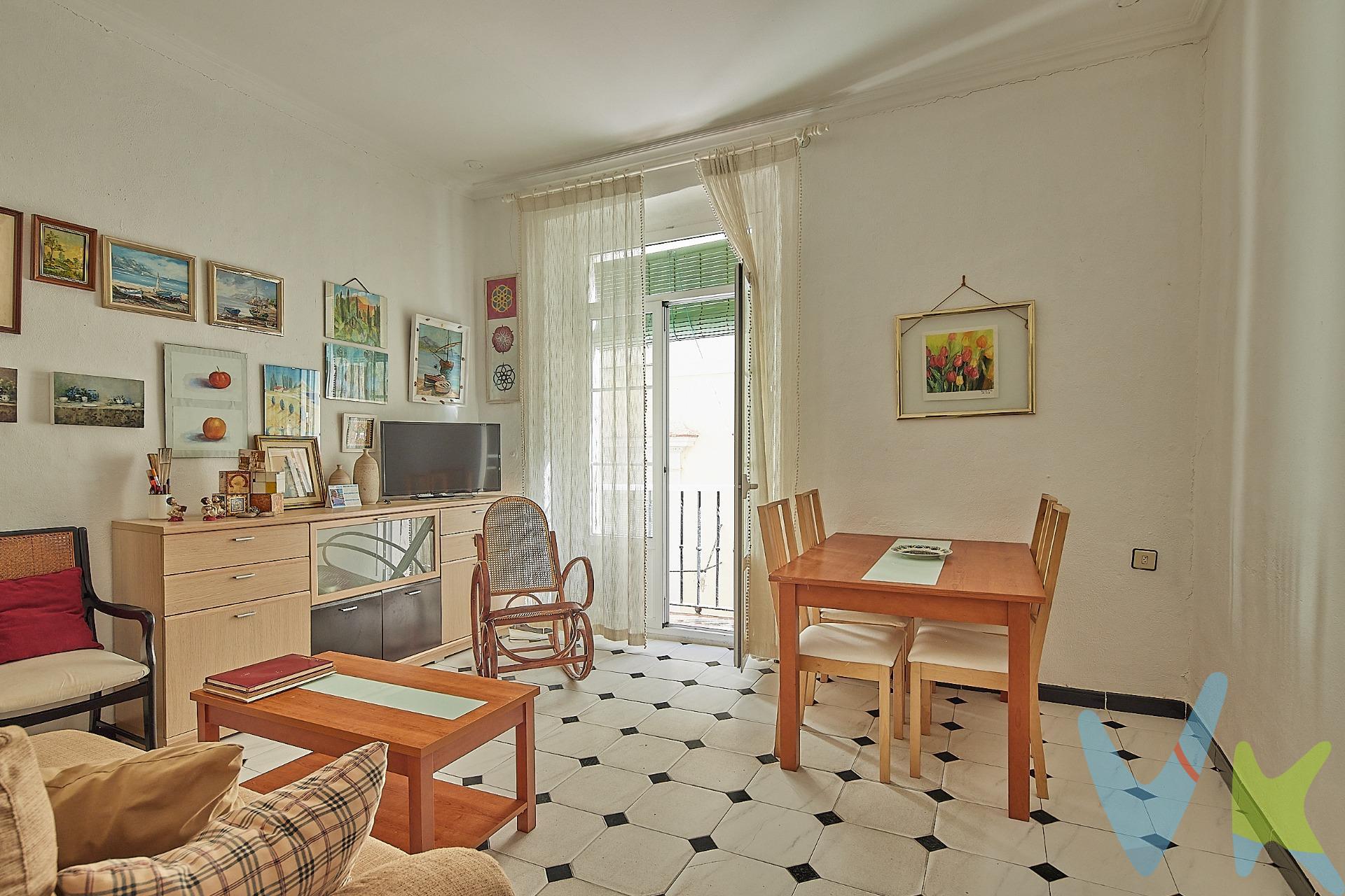 Descubre este encantador piso de tres dormitorios en pleno corazón de Cádiz, ideal para quien desea disfrutar de los principales atractivos de la ciudad nada más bajar de su casa.La propiedad se encuentra en buen estado de conservación y lista para ser habitada. Su ubicación privilegiada a tan solo 900 metros del mar te permitirá disfrutar del clima cálido gaditano mientras exploras los alrededores llenos de vida. El inmueble cuenta con dos habitaciones sencillas, además de una habitación doble que proporciona el espacio necesario para tu descanso personal. Un baño completo complementa la distribución funcional del hogar. La luminosidad natural inunda cada rincón gracias a sus grandes ventanas orientadas al sur, creando un ambiente acogedor durante todo el año. Además, la propiedad ofrece numerosas posibilidades de distribución para poder adaptar la vivienda a sus necesidades. En cuanto a servicios cercanos, podrás acceder fácilmente a autobuses públicos hacia toda la ciudad así como centros comerciales perfectos para tus compras diarias. También encontrarás colegios e instituciones educativas dentro del área lo cual es perfecto si tienes niños pequeños o buscas invertir en educación cercana. Y no olvides mencionar hospitales disponibles cerca por razones prácticas. * Gastos, Impuestos y Honorarios de la Agencia no incluidos en el precio. . *Si estás interesado en esta vivienda pero tienes que vender, contacta con nosotros, te ayudamos a encontrar comprador para tu vivienda. Periodo de validez de la publicación 15/02/2026