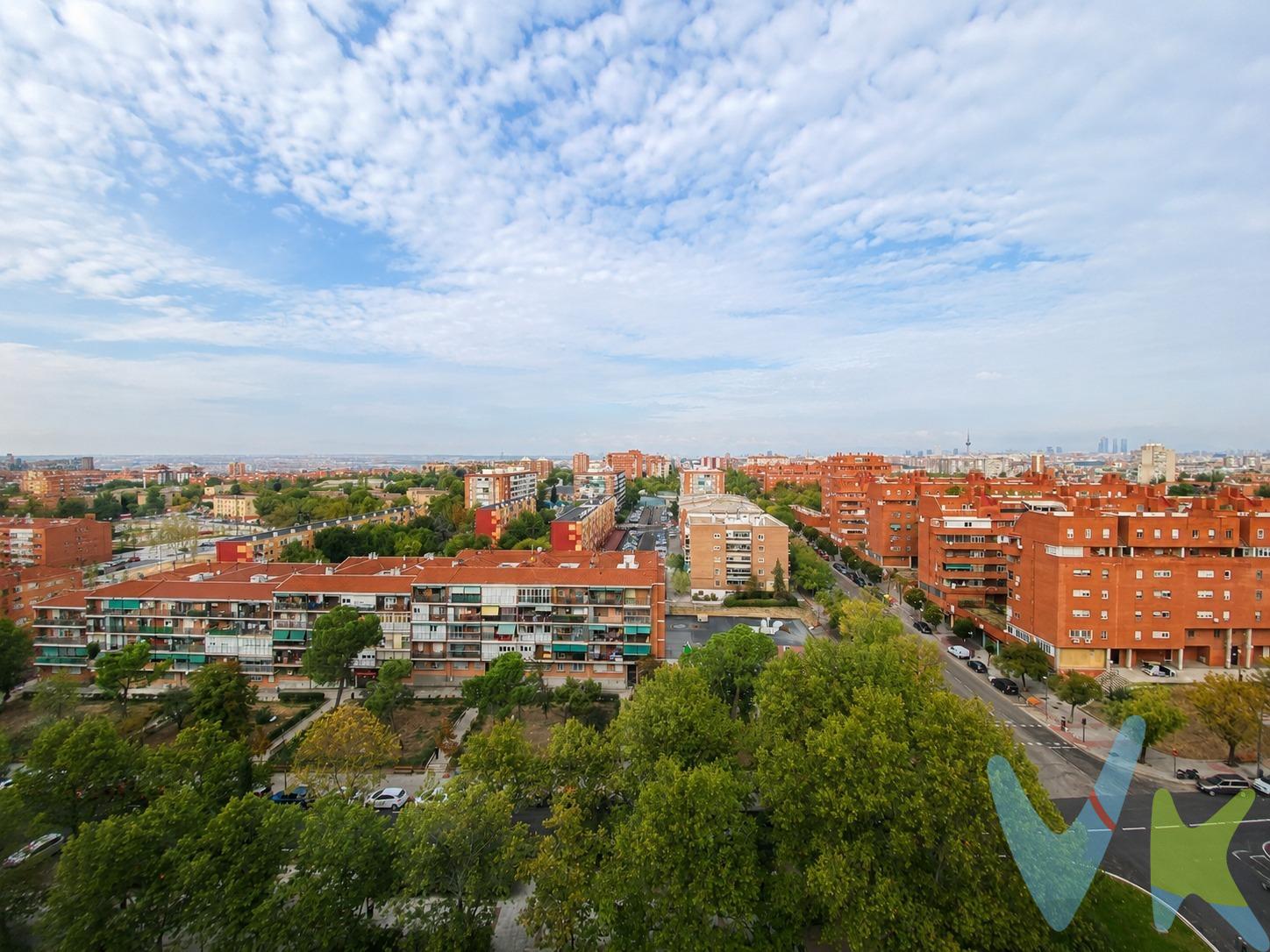 En las fotos están quitados los muebles de los propietarios, que es como quedaría la vivienda. Vivienda  descalificada, situada en la Avenida Pablo Neruda la más cotizada con Avenida De La Albuferas con unas vistas espectaculares además con luminosidad. Si quieres ganar en calidad de vida, tranquilidad y estar bien comunicado está es tu vivienda, no se lo piense más o perderá la gran oportunidad que estamos ofertando actualmente. Vivienda para actualizar con muchas posibilidades,  que puede ser tu nuevo hogar, ideal para vivir en familia, cuenta con un salón-comedor independiente con acceso a una amplia terraza con vistas espectaculares al tratarse de una décima planta  a la calle, . El inmueble está formado por 2 habitaciones, con armario empotrado, con acceso a la terraza que da al exterior y permite la entrada de la luz natural, cocina independiente y cuarto de baño con bañera. Las calidades son las siguientes, suelos de gres , ventanas de aluminio, puertas interiores de sapeli y exterior blindada, terraza acristalada, calefacción gas natural individual. El edificio consta de 2 ascensores y un montacargas, portero automático, accesibilidad para personas con movilidad reducida,  ITE favorable este año, próxima revisión 2035. El entorno cuenta con todo tipo de infraestructuras a nivel de transporte público, metro Alto Del Arenal línea 1 a 15 minutos de la Puerta Del Sol, varias líneas de autobuses, alguna de ellas en la misma puerta de salida del portal, nº144, 54, 58, 143, 103, 57 y 142, centro de salud Federica Montseny con todo tipo de especialistas y rehabilitación, colegios, guarderías, centros lúdicos y deportivos, biblioteca, entidades bancarias, farmacias, supermercados Cash Ecofamilia y Ahorramas, mercados de toda la vida en la zona, además de varios negocios relacionados con él sector textil y de la hostelería. No se la juegue con la compra más importante de tu vida,  30 años en la zona nos avalan. En cumplimiento de lo dispuesto en el artículo 20 del Texto Refundido de la Ley General para la Defensa de los Consumidores y Usuarios, en su redacción vigente desde el 28 de diciembre de 2025, se informa expresamente de que el precio publicado no incluye los impuestos ni los gastos adicionales derivados de la compraventa, tales como el Impuesto de Transmisiones Patrimoniales o el IVA en su caso, Actos Jurídicos Documentados, aranceles notariales y registrales u otros gastos inherentes a la operación, los cuales se determinarán en función del precio final de cierre de la compraventa. El precio final ofertado respeta la normativa reguladora de precios que resulte aplicable. Asimismo, la presente operación devengará honorarios de intermediación profesional equivalentes, como máximo, al 3% del precio final de compraventa, más el IVA vigente, que serán abonados por la parte compradora.