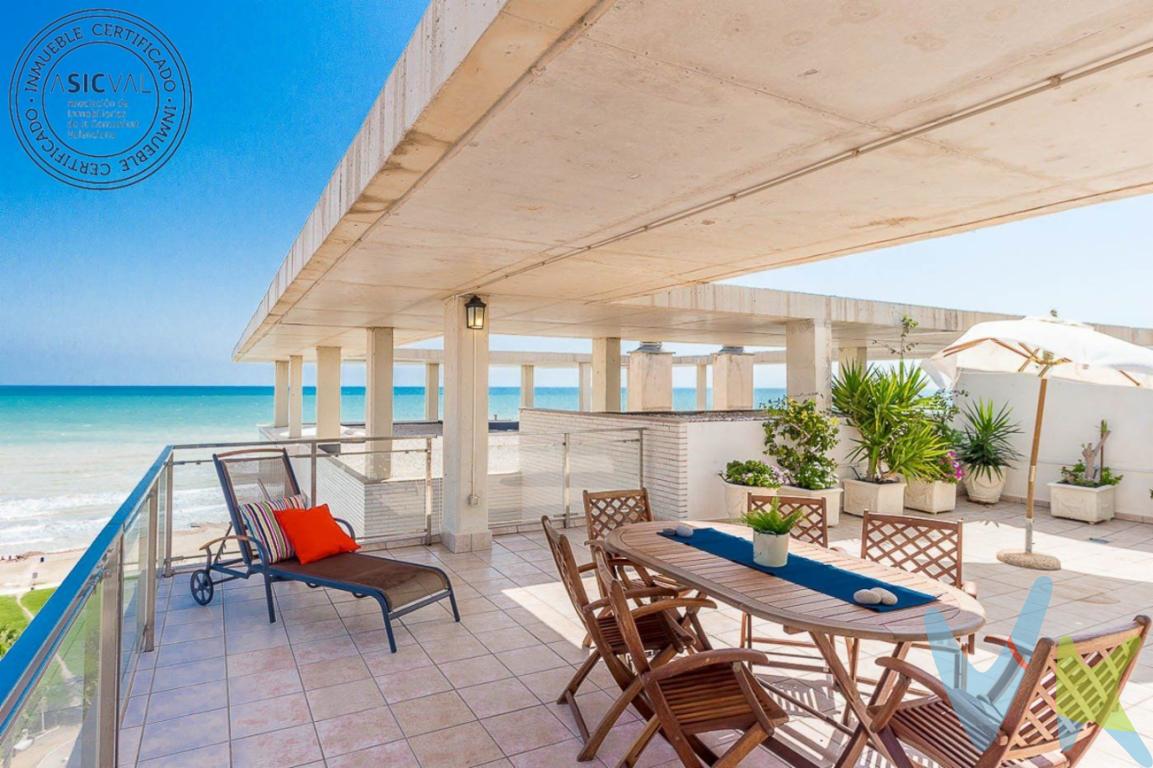  ¡Descubra su nuevo hogar en el corazón de Marina d\'Or, Oropesa del Mar-Orpesa! Este magnífico ático, situado en la planta 10, ofrece el equilibrio perfecto entre comodidad y ubicación privilegiada. Con un total de 183 metros construidos y 67 metros útiles, esta propiedad no solo se distingue por su amplitud, sino también por su diseño moderno y vistas inigualables al mar. Tiene una terraza con salida directa del salón de 60 metros, con unas vistas espectaculares y tiene otra terraza descubierta totalmente al mar, de 80 metros, en esta segunda terraza, tiene una zona acristalada y techada, ampliando así una zona Chill Out, para poder disfrutar de momentos inolvidables, tanto de descanso relajado como de cenitas divertidas,  las dos con vistas espectaculares al mar, totalmente impresionantes.El edificio, construido en 2005, cuenta con todas las comodidades que tu necesitas. El ascensor te lleva directamente a tu nuevo refugio, donde cada día comienza con la brisa marina y el sol radiante que ilumina cada rincón del hogar. Dos acogedoras habitaciones han sido diseñadas pensando en el descanso y la comodidad, cada una equipada con muebles de calidad y acabados elegantes, además de tener su propio armario.Los amantes de la cocina encontrarán su lugar ideal en la cocina equipada con electrodomésticos. Un espacio funcional que conecta al salón luminoso, donde los grandes ventanales ofrecen un panorama espectacular del horizonte marítimo. Desde el balcón, disfruta de momentos de relajación mientras contemplas el mar y la impresionante zona ajardinada que rodea el edificio.Para los que priorizan el bienestar y la diversión, esta residencia cuenta también con acceso a una piscina comunitaria, perfecta para refrescarse en los cálidos días de verano y compartir momentos con familia y amigos. Además, dispone de un trastero para que nunca le falte espacio de almacenamiento y un garaje que protege tu vehículo en todo momento.La ubicación es inmejorable, con una completa red de transporte público que facilita la movilidad. Las paradas de tren y autobús próximas te conectan rápidamente con el resto de la región, asegurando que estés siempre cerca de todo lo que la costa Mediterránea tiene para ofrecer.Este piso se presenta no solo como un lugar para vivir, sino como un estilo de vida; un refugio que combina la tranquilidad del entorno natural con el dinamismo de la zona de ocio de Marina d\'Or. Estar rodeado de zonas verdes y disfrutar del ambiente familiar de la urbanización suma aún más valor a esta propiedad.Cada visita revela nuevos detalles que enamoran a quienes buscan un lugar singular y acogedor donde establecerse. Contáctanos ahora para organizar una visita personal; te garantizamos que este inmueble superará tus expectativas. Aquí encontrarás un hogar hecho a medida, con todas las comodidades deseadas y un entorno inspirado en el bienestar. Aproveche esta oportunidad única de ser el propietario de un ático que lo tiene todo: calidad, vistas y servicios.No dejes pasar la ocasión de conocer en persona esta joya del litoral de Oropesa del Mar-Orpesa. Este es el momento ideal para invertir en tu futuro hogar y ganar la calidad de vida con la que siempre habías soñado. Estamos seguros de que, tras visitar este piso, no querrás dejar escapar la posibilidad de convertirlo en un nuevo comienzo. ¡Contáctanos y vive la experiencia de llamarlo tuyo! 
