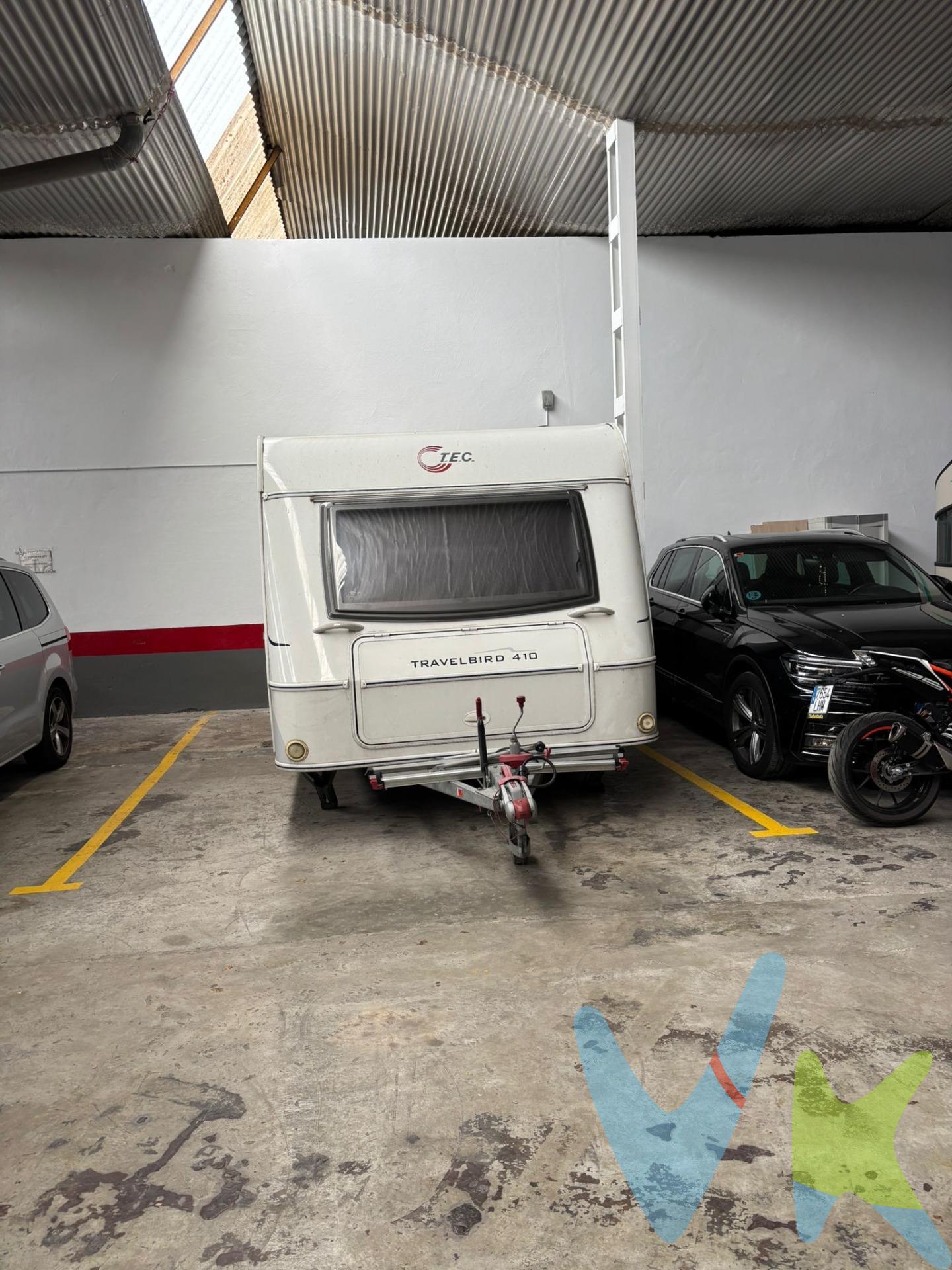 Se ofrece a la venta un garaje de 20 metros cuadrados ubicado en una excelente zona de Berriozar, concretamente en Avenida Berriozar, número 10. Este espacio se presenta como una oportunidad perfecta para aquellos que buscan comodidad y seguridad para su vehículo o incluso como opción de inversión. El acceso es fácil y directo desde la avenida principal, lo que garantiza rapidez al entrar y salir del garaje. Además, el área está bien iluminada, contáctenos hoy mismo para más información sobre este amplio garaje