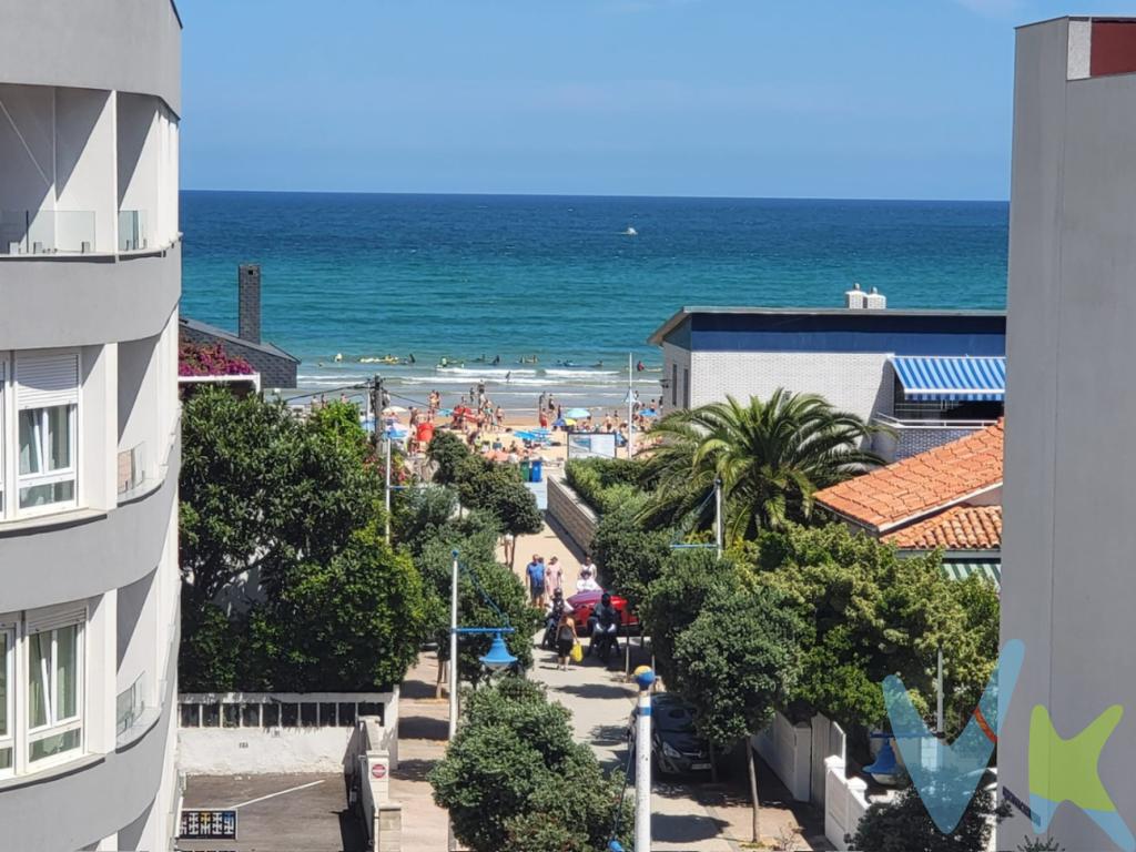 Piso a 100 metros de la playa de La Concha. Dispone de 4 habitaciones (2 dobles y 2 sencillas), salón, cocina 1 baño y 1 aseo.Además dispone de una pequeña terraza con vistas a la playa de La Concha.Parada de autobús frente al portal. Que comunica con Torrelavega sin tener que mover el coche.Se vende además con una plaza de garaje.