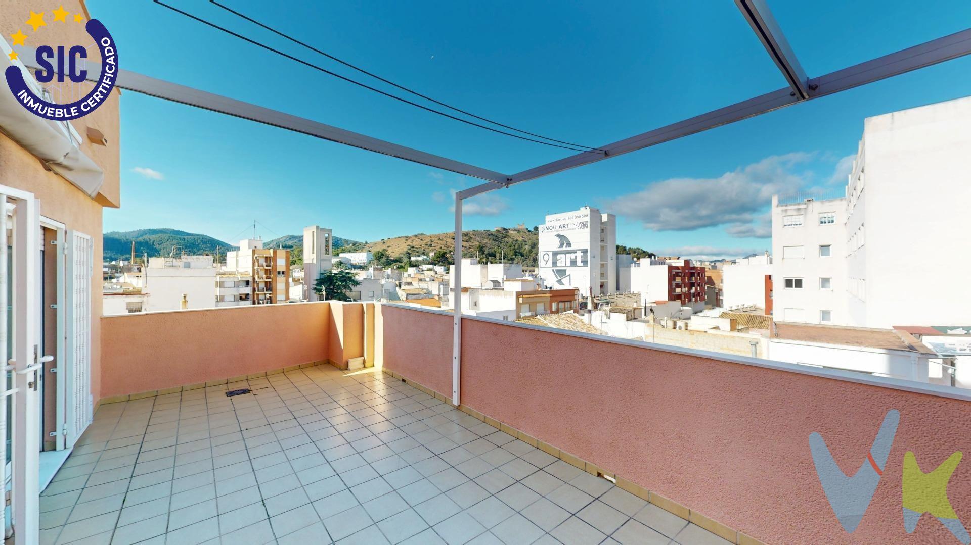 🏡 Tu nuevo hogar te espera en una de las zonas más valoradas de Oliva. ✨ Descubre este magnífico apartamento con una espectacular terraza, situado a tan solo unos pasos del paseo, donde la comodidad y la calidad de vida se unen para ofrecerte el espacio perfecto para disfrutar de cada día. 🌞 La vivienda, prácticamente toda exterior, destaca por su gran luminosidad, su excelente orientación y sus vistas despejadas, creando un ambiente cálido y acogedor durante todo el año. 🛏️ Cuenta con 3 amplios dormitorios, uno de ellos con baño en suite con ducha, además de un segundo baño completo con bañera 🛁. 🍽️ El salón-comedor, amplio y funcional, y la cocina independiente tienen acceso directo a la gran terraza 🌿, un espacio ideal para relajarte, disfrutar del aire libre o compartir momentos inolvidables con familia y amigos. 🚗 Como valor añadido, la propiedad incluye plaza de garaje y 📦 trastero, aportando comodidad, orden y un extra muy valorado en el día a día. 📍 Una vivienda perfecta para quienes buscan espacio, luz y una ubicación privilegiada, ideal tanto como residencia habitual como inversión segura. ✨ Ven a visitarla y empieza a imaginar tu nueva vida en Oliva. Impuestos y gastos no incluidos en el P.V.P. El ITP general es del 10% (consultar posibles reducciones según comprador). Los gastos de Notaría y Registro rondan los 1.500€, variando según el importe y la escritura. Honorarios de agencia no incluidos. La agencia actúa como intermediaria. Toda operación queda sujeta a la aprobación final del propietario y a la firma del contrato. La oferta está sujeta a errores, cambios de precio, disponibilidad, omisión y/o retirada del mercado sin previo aviso / Muebles y contenidos según acuerdo personalizado y no según las fotos de la presentación