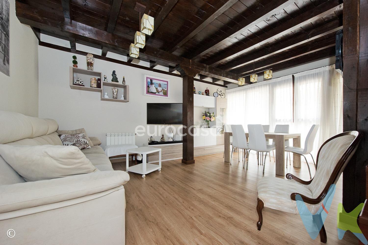 LUZ Y NATURALEZA. Si estás buscando una vivienda lista para entrar a vivir, con espacio para toda la familia, en un entorno tranquilo pero bien conectado, este chalet situado en Entrambasaguas es justo lo que necesitas. Distribuido en dos plantas, este luminoso chalet ofrece una combinación perfecta de funcionalidad, comodidad y estilo. Cuenta con 3 habitaciones, 2 baños completos y 1 aseo, ideal para la vida diaria y para cuando recibas visitas. El salón es amplio y acogedor, perfecto para relajarse en familia, y la cocina está completamente equipada, lista para preparar tus mejores recetas desde el primer día. Su estado de conservación es excelente: está muy cuidado y listo para entrar a vivir, pudiendo hacer tuyos todos los espacios, dándoles tu toque personal. Entre sus extras, destacan:. •	Calefacción de gas natural, para un confort térmico durante todo el año. •	Ventanas de PVC, que aíslan del ruido y ayudan a mantener la temperatura. •	Suelos de parquet y gres, elegantes y fáciles de mantener. •	Todas las orientaciones, lo que garantiza luz natural durante todo el día. •	Porche y terraza rodeando la casa, para disfrutar aún más de la vida exterior. •	Y un garaje con cabrete, ideal como espacio de almacenamiento adicional. Si lo deseas, también lo podrás acondicionar como habitación por si necesitas tener una en la planta baja. Esta vivienda forma parte de una bonita urbanización, hace esquina estando pareado únicamente por el garaje, por lo que tendrás la sensación de vivir completamente independiente del resto de los vecinos. Y el entorno no se queda atrás. Vivirás en una zona tranquila y familiar, rodeada de naturaleza, pero a tan solo 10 minutos de la playa y 12 minutos de Santander. Perfecto tanto como primera vivienda como para quienes buscan un cambio de estilo de vida sin renunciar a las comodidades de estar cerca de la ciudad. Este chalet sorprende por su amplitud, su luminosidad y su ubicación estratégica. Es una de esas oportunidades que no aparecen todos los días. ¿Te imaginas viviendo aquí? Entra en la galería de fotos y empieza a descubrir cada rincón de esta maravillosa vivienda. ¡Te va a enamorar!. 