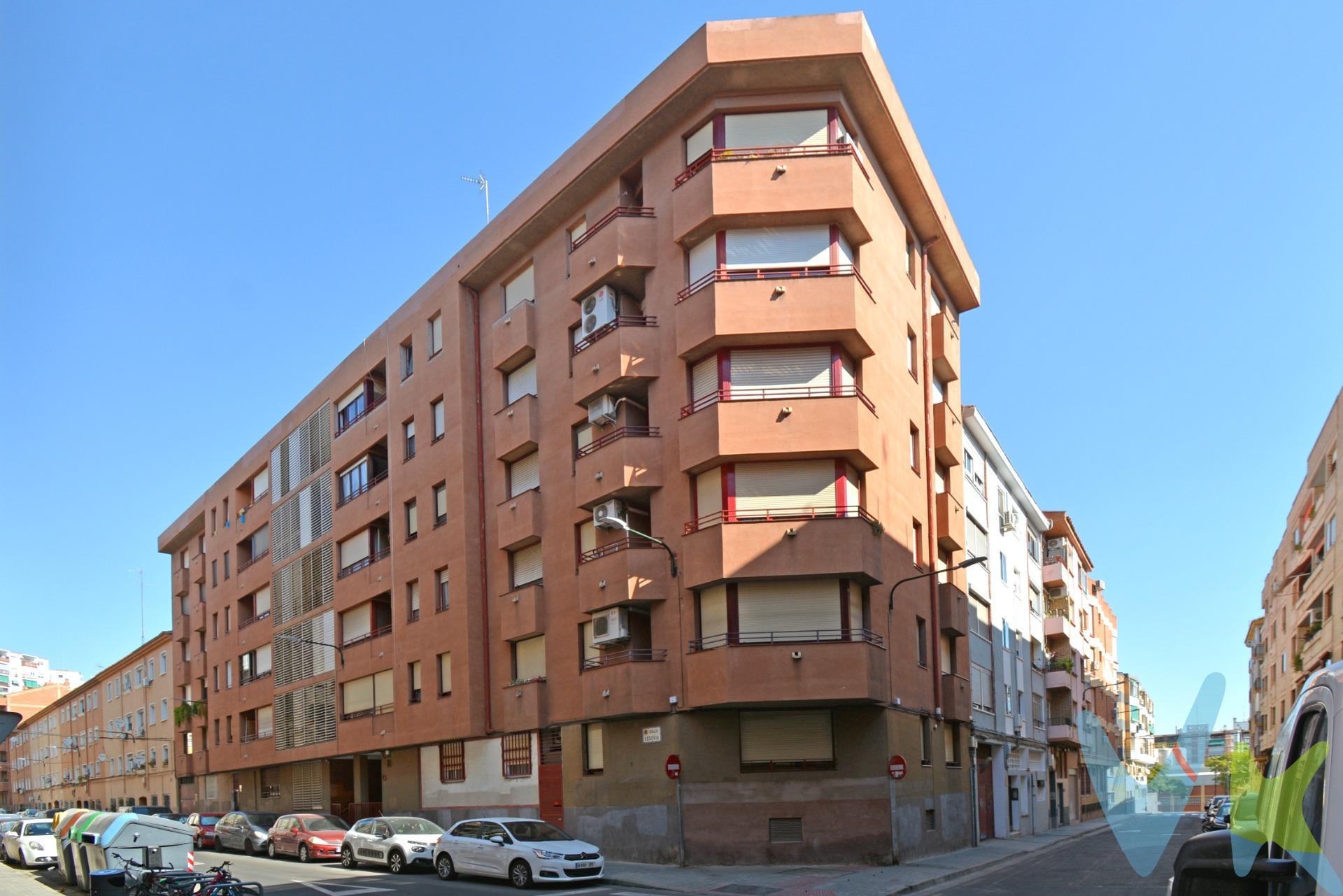 OCASION CON GARAJE EN BARRIO SAN JOSE (SECTOR CUELLAR) - C/ SEGOVIA. Piso para entrar a vivir de 81 m² útiles distribuidos en 3 dormitorios, salón, cocina independiente y baño. Balcón en salón con vistas a calle Génova. La cocina cuenta con una galería cerrada. Tercera planta exterior con ascensor de las 5 con las que cuenta la finca. Muy luminoso y con ventilación cruzada. El inmueble dispone de calefacción central de gasoil y agua caliente central con contador individual. Suelos de parquet y terrazo, ventanas de madera y puertas de madera. Buena distribución. INCLUYE PLAZA PEQUEÑA DE GARAJE EN FINCA  (1,70 ANCHO X 4,03 LARGO). Ubicado en sector Cuellar de San José, con todos los servicios, supermercados, parques, colegios, centros médicos, autobuses y zonas infantiles. Al lado del Parque Pignatelli y de Pº Cuellar. ¡¡ NO TE PIERDAS EL REPORTAJE FOTOGRÁFICO Y EL TOUR 360º QUE TENEMOS PREPARADO PARA TI !!. ¡¡¡ NO DEJES PASAR ESTA OPORTUNIDAD, TE ENCANTARÁ !!!. Y SI QUIERES ASESORAMIENTO FINANCIERO SIN COMPROMISO, CONSULTA CON NOSOTROS. BUSCAMOS SOLUCIONES🏡,. ENCONTRAMOS HOGARES💙