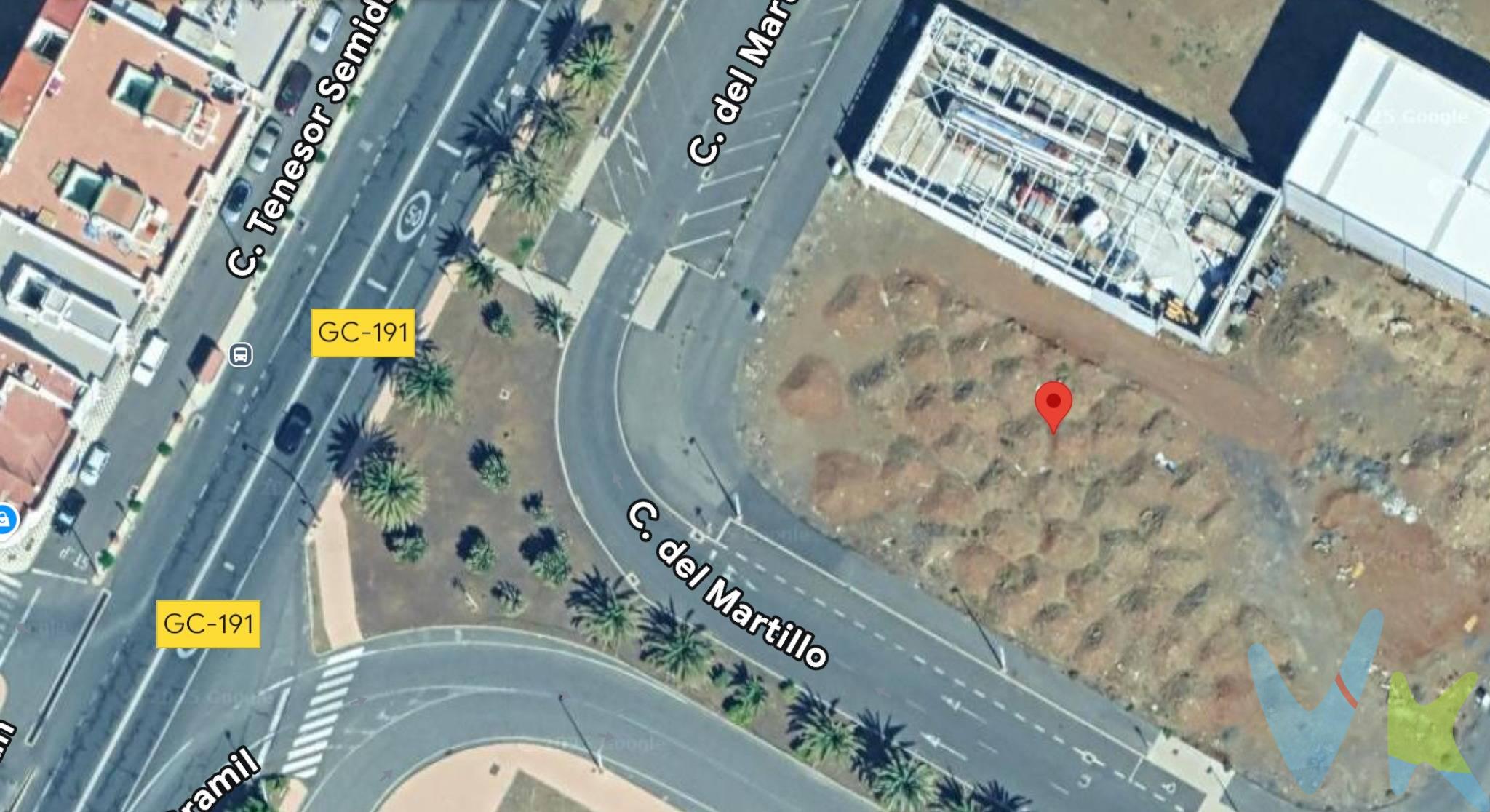Parcelas industriales en venta en Espinales, Arinaga (Gran Canaria). Descubre una oportunidad única de inversión en el Polígono Industrial de Espinales,. Arinaga. Se ofrecen dos parcelas contiguas completamente urbanizadas y planas, con todas las acometidas de servicios disponibles (agua, electricidad, alcantarillado, etc.). Situadas junto a grandes superficies comerciales y marcas reconocidas, estas parcelas gozan de visibilidad directa desde la carretera GC-1, asegurando un flujo constante de potenciales clientes y negocios. Características principales: . Superficie: Parcela 1 de 580 m² y Parcela 2 de 562,50 m² (superficie total de 1.142,50. m²).  Estado y servicios:.  Terrenos totalmente parcelados y llanos, listos para construir. Disponen de acceso a agua, luz y saneamiento integrados. Uso: . Aptas para uso industrial, almacenamiento o venta directa al público, lo que permite múltiples opciones de negocio.  Edificabilidad:.  Posibilidad de construir dos plantas, maximizando la capacidad y funcionalidad de la inversión. Precio: . 484.000 € por la totalidad de la superficie, una inversión competitiva dada su ubicación y potencial. Ubicación estratégica. Las parcelas se encuentran en un entorno consolidado de desarrollo industrial y comercial. Arinaga es una de las zonas más dinámicas de Gran Canaria, con un fuerte crecimiento. empresarial en la última década. Actualmente alberga cientos de empresas y miles de. empleos, y se proyecta una ampliación de suelo industrial junto con la creación de parques tecnológicos que impulsarán la innovación. Además, la presencia de la Zona Franca y la Zona Especial Canaria (ZEC) refuerzan su atractivo como enclave empresarial. La accesibilidad es excelente: están cerca del Puerto Industrial de Arinaga, del Aeropuerto de Gran Canaria y conectadas por la Autopista GC-1, lo que facilita la logística y movilidad. Al mismo tiempo, la proximidad a reconocidas superficies comerciales garantiza un entorno vibrante con gran afluencia de clientes locales y foráneos. Esta combinación convierte a las parcelas en un punto de partida ideal para proyectos industriales, comerciales y de servicios. No deje pasar esta oportunidad exclusiva. Para más información, condiciones y visitas,. contacte con nuestros agentes inmobiliarios. ¡Haga realidad su proyecto empresarial hoy mismo!. . 📝 Información adicional:. El precio no incluye impuestos de transferencia, gastos notariales, gastos de registro ni cualesquiera otros honorarios que puedan corresponder según ley. Los datos proporcionados son orientativos y pueden estar sujetos a errores u omisiones involuntarias. 