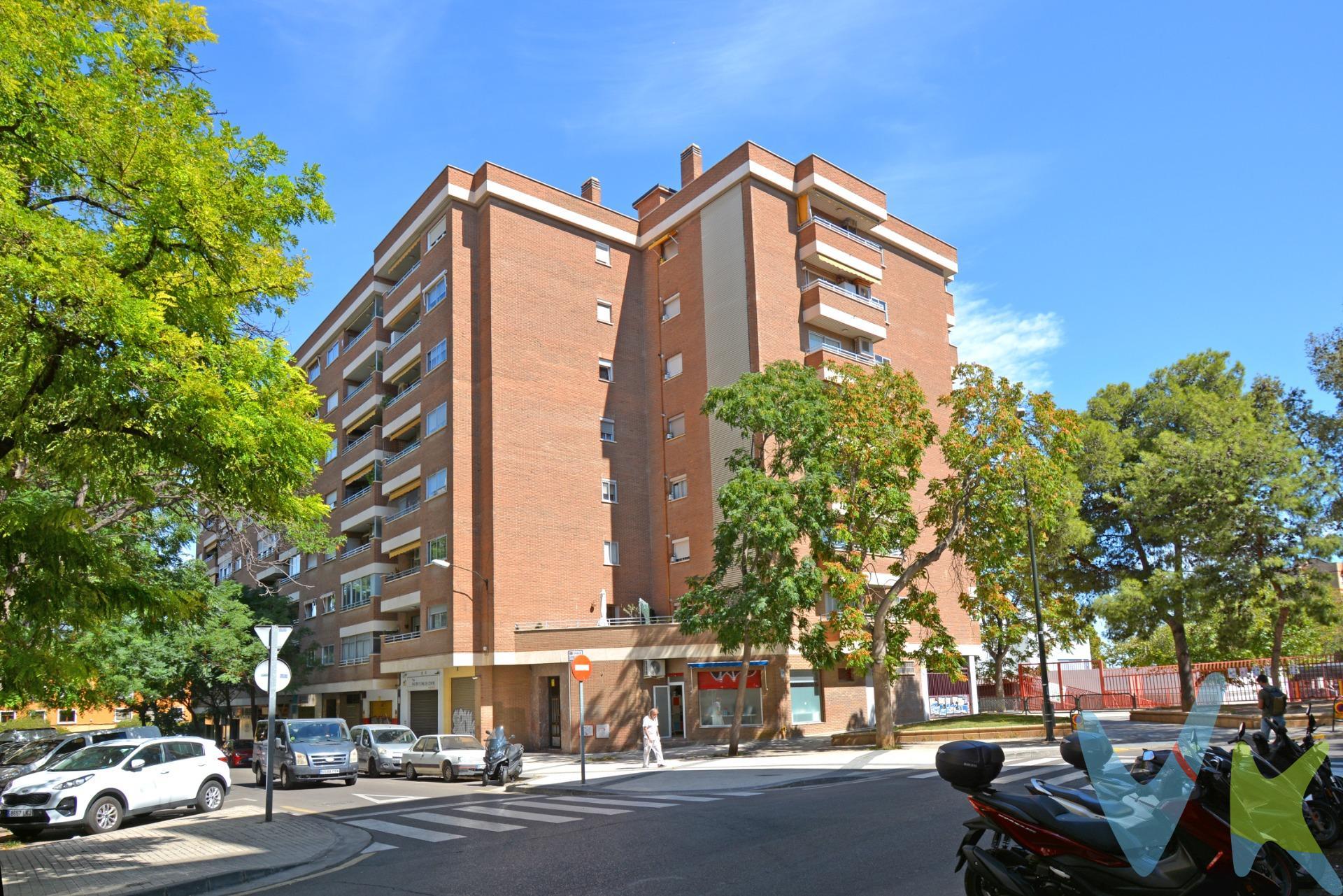 PISO DE 3 HABITACIONES CON PLAZA DE GARAJE GRANDE- C/ JOSE NEBRA (SAN JOSÉ). Piso en buen estado de 82 m² útiles que consta de 3 dormitorios dobles, salón de 20 m² útiles, cocina independiente y 2 baños completos, uno de ellos en suite. Galería en cocina y TERRAZA en salón. . Calefacción individual a gas. Suelos de terrazo, ventanas de aluminio y puertas de sapeli. El inmueble se encuentra en una 7ª planta exterior y cuenta con 2 ascensores. Finca sin barreras.  Gastos de comunidad asequibles. . Exterior a José Nebra, calle tranquila y emblemática del Barrio de San Jose, al lado del restaurante Estrella Michelin LA PRENSA. En los alrededores podemos encontrar zonas infantiles, parques, centros escolares y parada de autobús directa al centro. PLAZA GRANDE DE GARAJE EN FINCA CON ACCESO DIRECTO (Posibilidad de coche y moto)   7.16 largo x 2.56 ancho . No te pierdas nuestro reportaje fotográfico y el tour 360º que tenemos preparado para ti. ¡¡NO DEJES PASAR ESTA OPORTUNIDAD, TE ENCANTARÁ!!. Y SI QUIERES ASESORAMIENTO FINANCIERO SIN COMPROMISO, CONSULTA CON NOSOTROS. BUSCAMOS SOLUCIONES🏡,. ENCONTRAMOS HOGARES💙