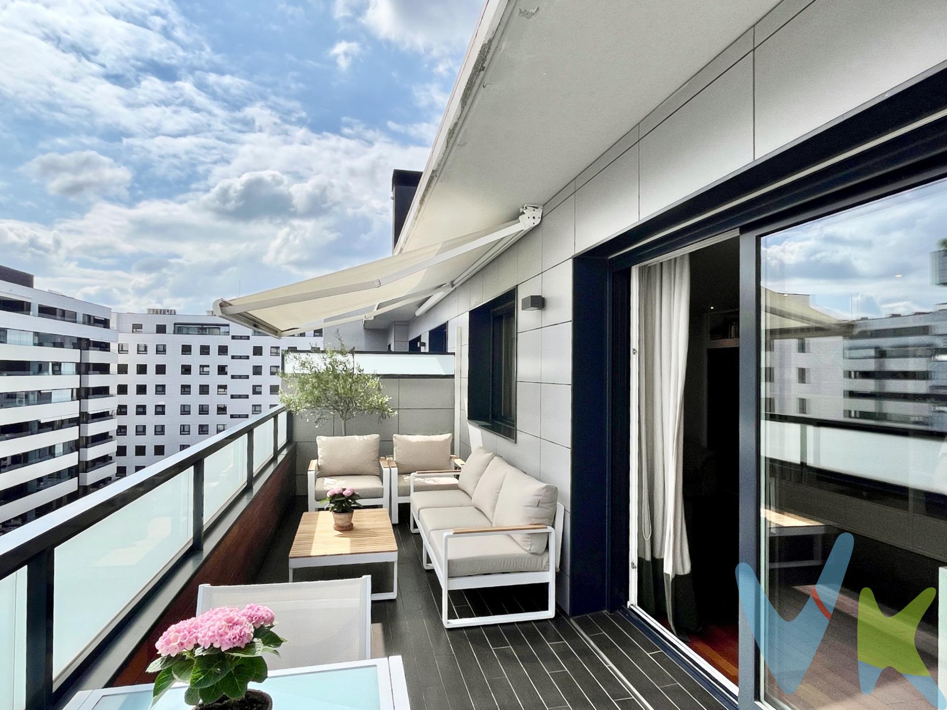Descubre este espectacular ático situado en el corazón del Soto de Lezcairu, una de las zonas más deseadas y tranquilas. Este inmueble destaca por su diseño moderno y elegante, ubicado frente al hermoso parque de la Av. Cataluña. Con un amplio salón que se abre a una impresionante terraza privada de casi 20m², podrás disfrutar del aire libre y vistas excepcionales. La vivienda cuenta con tres acogedoras habitaciones; la principal con baño en suite y armario vestidor para mayor comodidad. Además, dispone de un segundo baño. Para compeltar incluye una generosa plaza de garaje superior a 14m² junto con trastero anexo, ideal para optimizar espacios o almacenar tus pertenencias sin preocupaciones adicionales. El edificio cuenta ademas con gimnasio y sala multiusos para la celebración de eventos familiares. Fecha de entrega 31 de octubre de 2025. Los datos recogidos tienen carácter informativo y no contractual. Las superficies indicadas son aproximadas con carácter descriptivo. El PVP no incluye impuestos (el Impuesto de Transmisiones Patrimoniales, I. V. A. o A. J. D. , en su caso)ni otros gastos de compraventa (notaría, registro de la propiedad, gastos financieros, etc. ).
