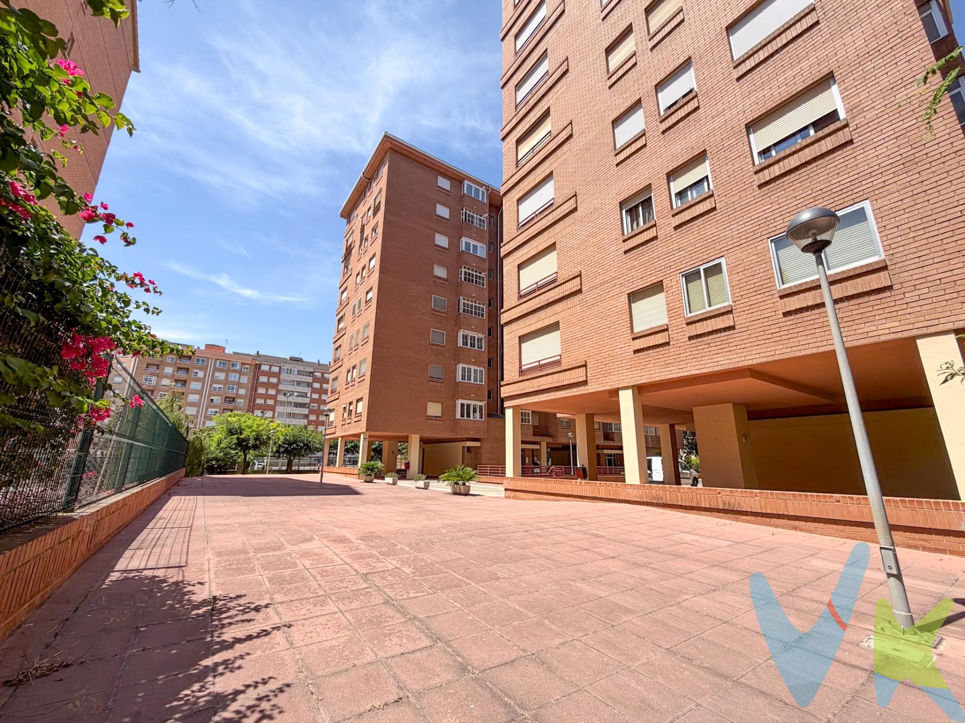 Te presentamos esta fantástica vivienda en venta en Castellón de la Plana, situada en una zona muy bien comunicada, con todos los servicios necesarios para el día a día a escasos minutos de casa. En sus alrededores encontrarás supermercados, centro de salud, hospital, comercios, colegios y transporte, lo que la convierte en una opción ideal tanto para familias como para quienes buscan comodidad y calidad de vida. Construida en 1990, la vivienda dispone de 106 m2 construidos, con una distribución práctica y funcional que aprovecha al máximo cada estancia. Se compone de 4 amplios dormitorios, perfectos para familias numerosas o para destinar uno de ellos a despacho o zona de estudio, 2 cuartos de baño completos, cocina independiente con galería, un luminoso salón-comedor con acceso al balcón, ideal para disfrutar del aire libre, y orientación este, que garantiza una agradable entrada de luz natural durante las mañanas. La vivienda forma parte de una tranquila urbanización compuesta por dos edificios, que cuenta con zona ajardinada comunitaria. Además, para mayor comodidad, el precio incluye plaza de garaje y trastero, dos elementos muy valorados que aportan un plus de funcionalidad y espacio de almacenamiento. Una vivienda amplia, luminosa y bien ubicada, con todo lo necesario para convertirse en tu próximo hogar. ¡No dejes pasar esta oportunidad y ven a visitarla!. **El precio indicado no incluye impuestos ni gastos derivados de la compraventa, tales como notaría, registro, gestoría e inmobiliaria. **.
