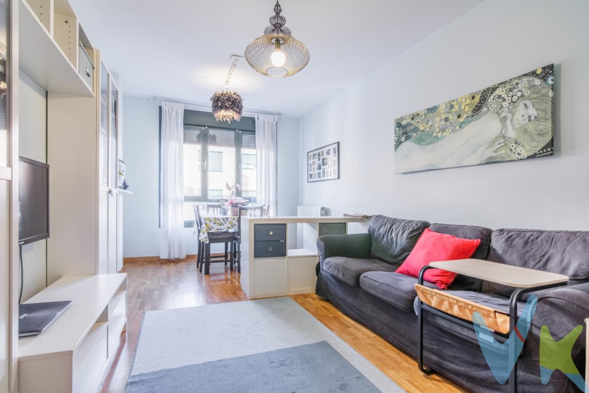 ¿Buscas un hogar donde la comodidad y la funcionalidad vayan de la mano? Te presentamos este excelente piso en una de las zonas más demandadas de Gijón. Ubicado en un edificio joven de 2005, esta propiedad destaca por su calidad constructiva y una distribución interna excepcional.Lo que hace especial a esta vivienda:·        Doble confort sanitario: A diferencia de la mayoría de pisos de 2 dormitorios, este cuenta con un baño completo y un aseo adicional, una ventaja clave para tu día a día o para maximizar la rentabilidad si buscas invertir.·        Calidad y modernidad: Al ser un edificio de 2005, disfrutarás de la tranquilidad de una construcción moderna, sin barreras arquitectónicas y con una comunidad muy bien mantenida.·        Estado impecable: Vivienda lista para entrar a vivir, cuidada al detalle y con estancias luminosas.·        Distribución eficiente: 2 amplios dormitorios exteriores, baño completo, aseo de cortesía y trastero incluido. Todo optimizado para aprovechar cada metro.·        Ubicación Estratégica: En el corazón de Roces, con todos los servicios a mano: centros de salud, colegios, zonas deportivas y acceso inmediato a las principales vías de comunicación de la ciudad.¿Es esta tu oportunidad?·        ¿Buscas tu primer hogar? Ahorra los costes y esperas de una reforma. Entra directamente a vivir en una casa moderna y cómoda.·        ¿Eres inversor? La combinación de 2 baños (baño + aseo) y una construcción de 2005 es una garantía de éxito para el alquiler, destacando frente a otras viviendas de la zona.No dejes pasar esta oportunidad de vivir en una vivienda joven, completa y lista para estrenar. ¡Contacta con nosotros ahora y ven a conocerla!PRECIO DE VENTA SIN GASTOS NI IMPUESTOS INCLUIDOS: El precio de venta no incluye gastos de notaría, registro de la propiedad, gestoría, ni el Impuesto de Transmisiones Patrimoniales (ITP) o el IVA/AJD. 