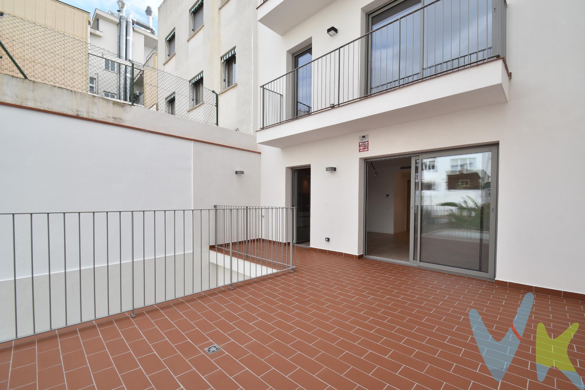Primer piso obra nueva en venta con terraza de 25m². ¿Imaginas desayunar cada mañana al aire libre en pleno centro de Vilanova?. ¡Oportunidad única en el centro! Vendemos magnífico primer piso de obra nueva que destaca por su excelente terraza de 25 m², un desahogo exterior difícil de encontrar en zonas tan céntricas, tendrás el espacio justo para tus cenas con amigos o para que tus mascotas disfruten del sol, manteniendo la intimidad que deseas. Este 1er piso de obra nueva te ofrece todo lo que estás buscando. La finca tiene ascensor y los acabados de gran calidad no te dejarán indiferente. Gran salón-comedor, 2 habitaciones y 2 baños completos. Ubicación estratégica en una ciudad costera con encanto, excelente gastronomía y conexiones inmejorables (30' de Barcelona y 20' del aeropuerto). No es solo un piso, es el estilo de vida que te mereces. ¡Contáctanos para una visita!. El precio no incluye impuestos (ITP, IVA i AJD), ni los gastos de notario ni los de registro. 
