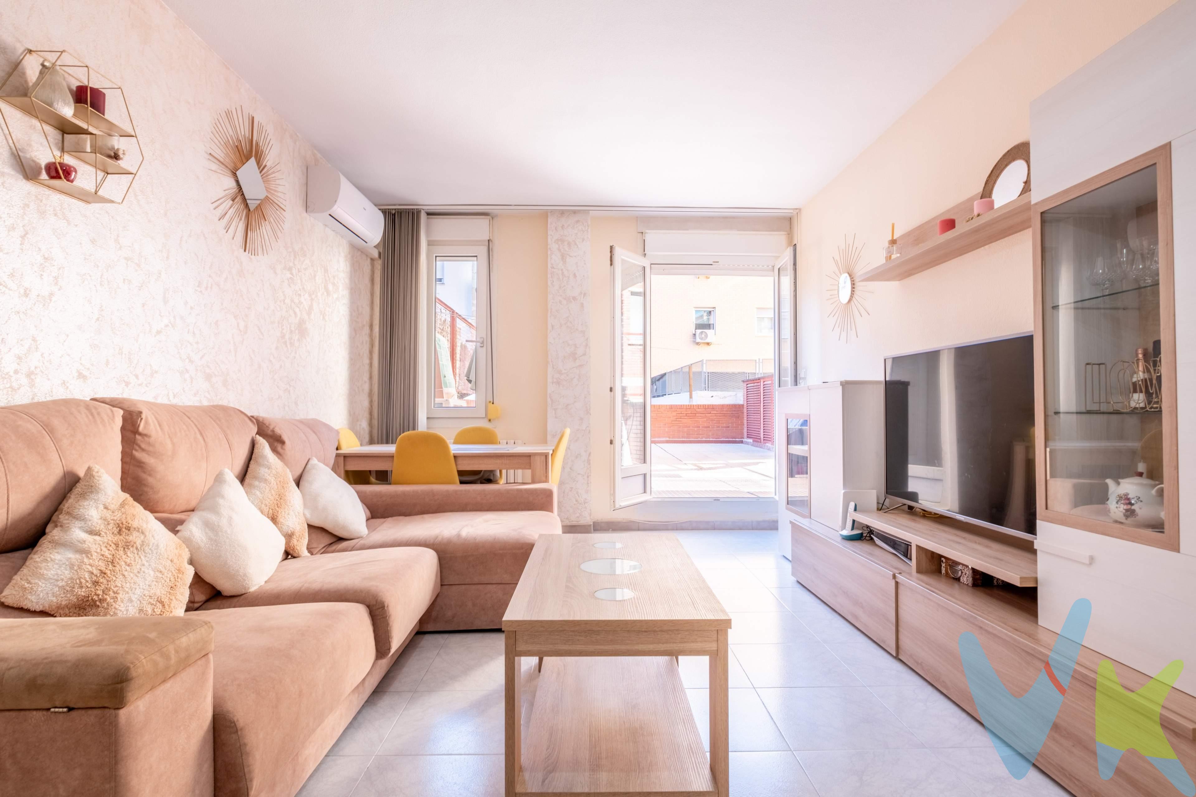 Una oportunidad perfecta para quienes buscan una vivienda cómoda, luminosa y lista para entrar a vivir, en una de las zonas más consolidadas del barrio de Delicias, entre av. de Navarra y Av. de Madrid. Ubicado en una primera planta de un buen edificio con ascensor, este piso destaca por su amplia terraza, un espacio ideal para disfrutar al aire libre, relajarse o crear una agradable zona de estar exterior. Además, existe la posibilidad de alquilar garaje en la misma finca, una ventaja muy valorada en la zona. La vivienda cuenta con calefacción y agua caliente individual a gas, lo que permite un control eficiente del consumo. Su distribución es práctica y acogedora:. - 2 dormitorios,  1 baño, . - Cocina independiente con acceso a una galería interior orientada al patio de luces. - Salón con salida directa a la gran terraza, que aporta luz y amplitud a la estancia. Una vivienda cómoda y con una magnífica terraza que marca la diferencia. ._______________________________________________________________________________. ℹ️ El precio de venta no incluye los honorarios de agencia por el servicio de gestión, asesoramiento y formalización del proceso de compra, que serán asumidos por el comprador. La reserva del inmueble solo se producirá tras la aceptación expresa de una propuesta por parte del vendedor. El precio publicado no incluye impuestos ni gastos derivados de la compraventa e inscripción. . 