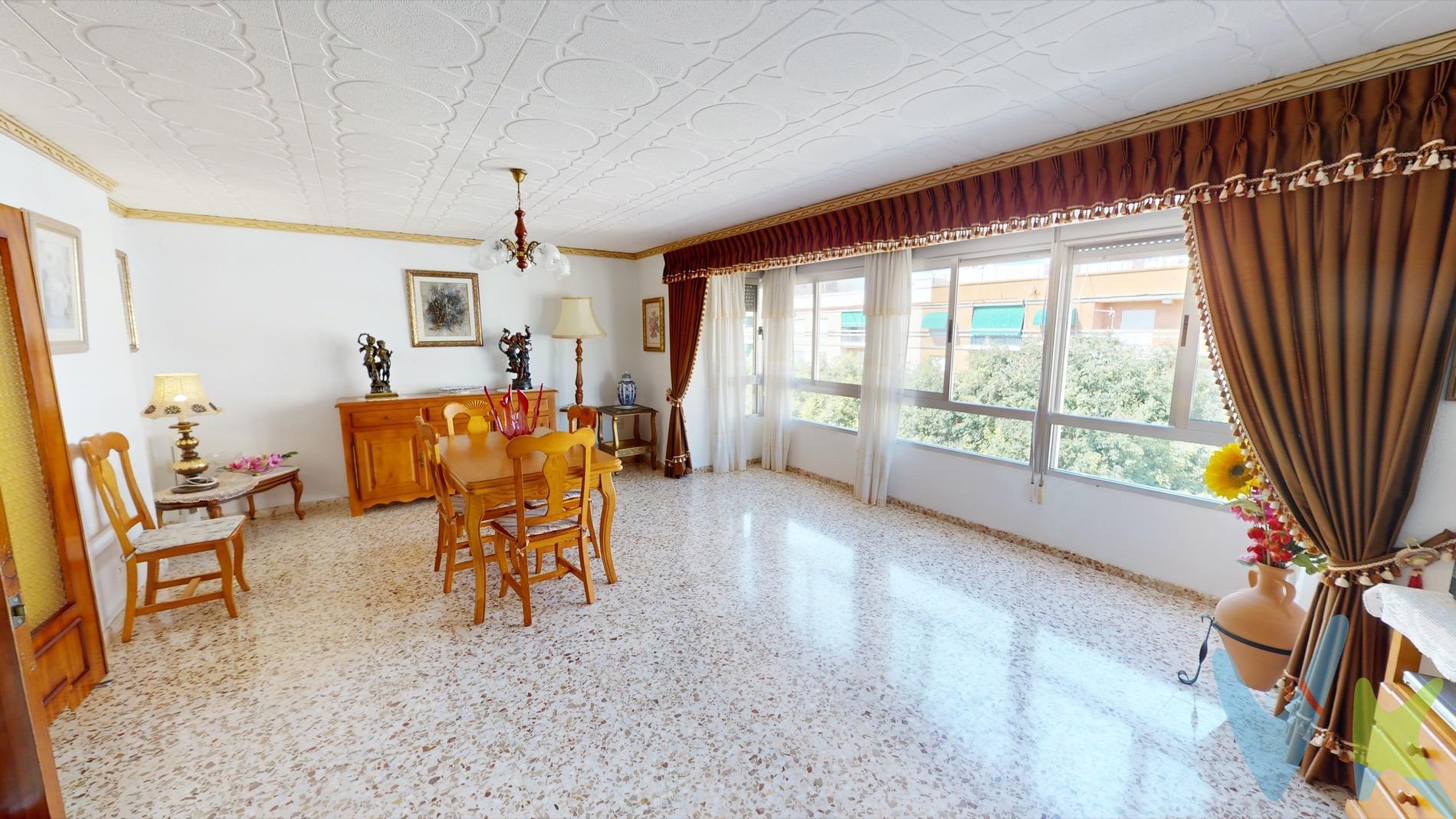 Buscas un piso espacioso, listo para mudarte y cerca de la playa? ¡Lo has encontrado! Este encantador piso de 98 m² cuenta con todo lo que necesitas para disfrutar de una vida cómoda y relajada. Situado en cuarta y última planta del edificio, no dispone de ascensor, por lo que los gastos de comunidad son mínimos y está en perfecto estado de conservación. Al cruzar la puerta, te recibe un amplio salón comedor de 30.2 m² lleno de luz, que se convierte en el lugar perfecto para cenas memorables y charlas interminables. Su corto pasillo te conduce a la práctica cocina office y al lavadero. Justo al lado, se encuentran los dormitorios y los baños. La propiedad, con una orientación magnífica, asegura que cada amanecer y atardecer inunde tu hogar con una luz cálida y acogedora. Además, la terraza comunitaria con vistas despejadas que se extienden hasta el horizonte, se presenta como el lugar perfecto para relajarse, tomar un aperitivo y contemplar espectaculares puestas de sol, . Ubicado a solo 3 kilómetros de la playa, este hogar te acerca a todas las comodidades de la vida moderna: autobuses, colegios, supermercados y más, todo al alcance de tu mano. Y lo mejor de todo, un vecindario tranquilo, unas zonas comunes bien mantenidas y unos gastos de comunidad de tan solo 15 euros. Este piso en Oliva no es solo una vivienda, es el comienzo de una nueva historia. P.V.P. IMPUESTOS Y TASAS NO INCLUIDOS (IVA, ITPAJD) NO INCLUIDOS GASTOS DE NOTARIA Y REGISTRO. Detalles: Piso en Oliva, 98 m útiles de superficie, 8.2 m2 de cocina, 30.2 m2 de comedor, 3000 m. de la playa, 2 habitaciones dobles y 2 habitaciones sencillas, 2 baños, propiedad para Entrar a vivir, cocina sólo muebles, carpintería interior de madera, orientación este oeste, suelo de terrazo, carpintería exterior de aluminio / climalit. Extras: 2ª mano, despensa, galería, muebles, soleado, terraza (terraza comunitaria), autobuses, árboles, colegios, costa, montaña, supermercados, vistas despejadas. Gastos de comunidad: 15 Eur. 