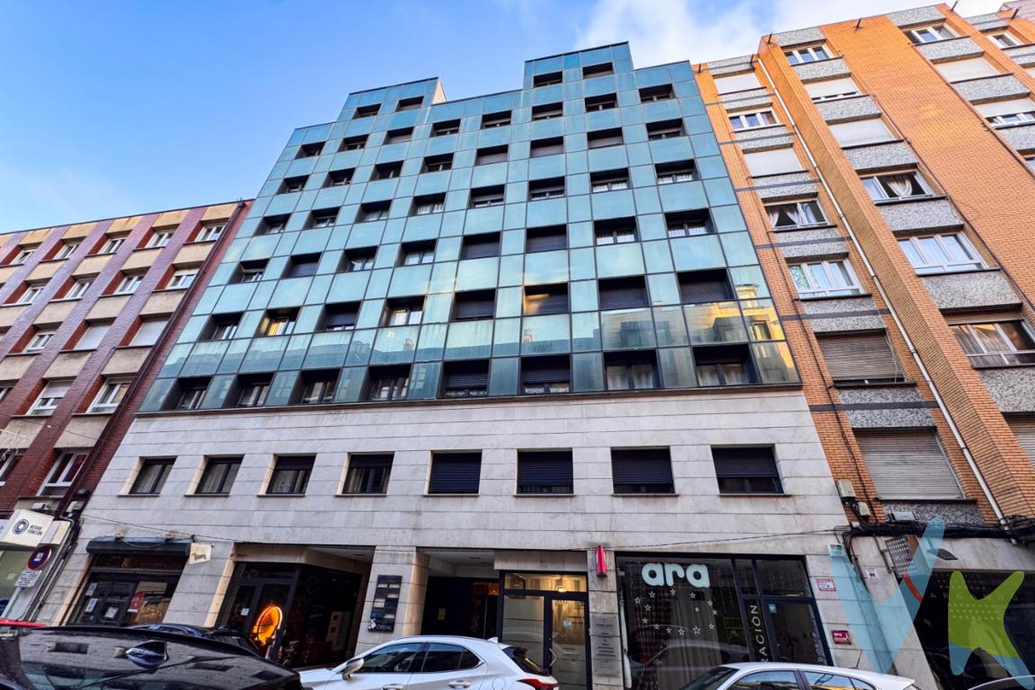  Si te gustaría vivir en el corazón de Gijon, esta estupenda vivienda ubicada en la calle Ruiz Gómez nº 10, en pleno centro de la ciudad, entre la Plaza de Evaristo San Miguel y la Playa de San Lorenzo seguro te esta esperando. Es una quinta planta y ofrece una ubicación privilegiada.La vivienda, está en un estado magnífico y cuenta con:- Cocina equipada- Salón-comedor luminoso- Dos dormitorios, uno de ellos con vestidor y baño en suite- Excelente estado de conservación y mantenimientoEl edificio, rehabilitado integralmente en 2006, ofrece una gran seguridad y comodidad. La vivienda está lista para entrar a vivir y disfrutar de todo lo que el centro de Gijón tiene que ofrecer.Ubicación privilegiada:- A pocos pasos de la Playa de San Lorenzo y la Plaza de Evaristo San Miguel- En el corazón de la ciudad, con todos los servicios y comodidades al alcanceNo pierda la oportunidad de vivir en el centro de Gijón. ¡Contacte con nosotros para más información y para concertar una visita!\"Importante: El precio de venta no incluye honorarios de la agencia al comprador, impuesto de transmisiones patrimoniales ni otros gastos de la compraventa (registro de la propiedad, notaría, etc.).