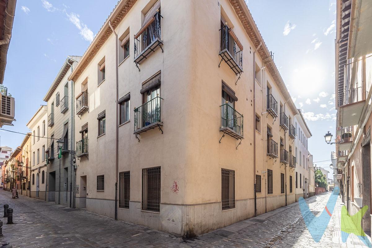¿Buscas tu primer hogar o un lugar con estilo en pleno corazón de Granada?. Este apartamento en planta baja te va a enamorar. 🧡. Te presentamos esta acogedora vivienda situada en una de las zonas con más encanto e historia de Granada: el barrio del Realejo. Perfecto tanto para vivir como para invertir. ✨ Características principales: . 🛏️ 1 Dormitorio – Espacioso y tranquilo. 🛋️ Salón con cocina integrada – Espacio abierto que aporta amplitud y luminosidad, perfecto para disfrutar y compartir. 🛁 Baño completo y amplio . 🌿 Patio privado – Un desahogo perfecto para disfrutar al aire libre, leer, tomar el sol o tener plantas, ¡hazlo tu jungla urbana!. 🏠 Planta baja – Acceso cómodo sin necesidad de escaleras ni ascensor. Ideal para personas con movilidad reducida o para quienes valoran la accesibilidad. 📍 Ubicación inmejorable: en el Realejo, uno de los barrios más auténticos y con más vida de Granada, a pocos minutos del centro histórico, con todos los servicios cercanos (supermercados, transporte público, bares con encanto y mucho más). ✅ Ideal como primera vivienda o inversión rentable en una zona muy demandada. ¿Te interesa? ¡Ven a visitarlo sin compromiso!. 📞 Contacta con nosotros para más información o para agendar tu visita. Ref. N357. El PVP indicado no incluye impuestos ni gastos de Escritura. Honorarios agencia no incluidos. Las superficies expresadas en esta página tienen carácter descriptivo y son aproximadas. Los precios pueden ser susceptibles de modificación sin previo aviso. Esta vivienda se vende con muebles. Los vehículos nos están incluidos.