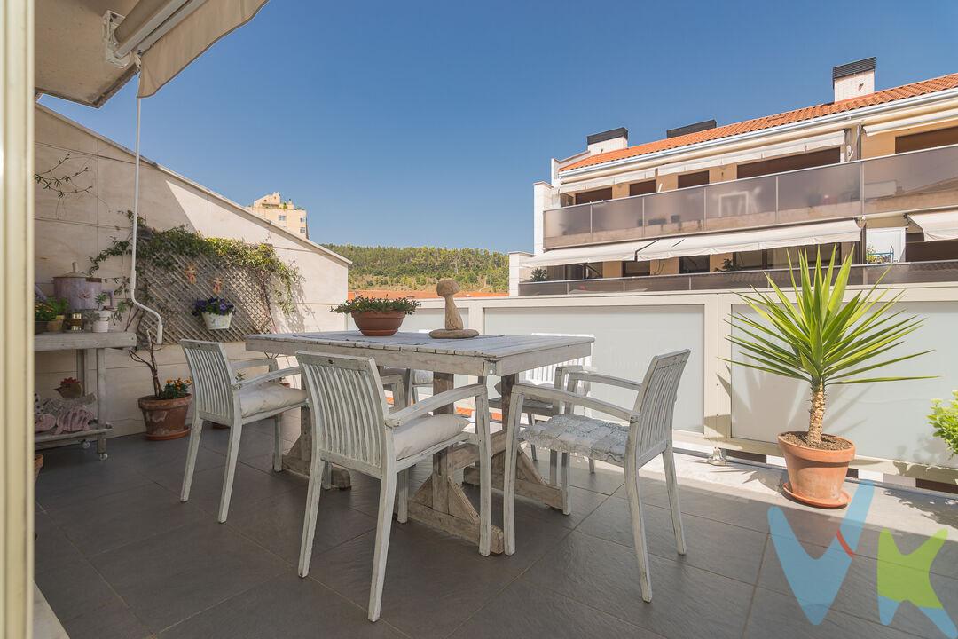 Ático dúplex con amplia terraza en el centro de Villava: una vivienda diferente
Si buscas una vivienda especial, con personalidad, espacios exteriores y todas las comodidades de una construcción actual, este ático dúplex en Villava puede ser exactamente lo que estás buscando.
Se trata de una vivienda seminueva, cuidada al detalle y en un estado de conservación impecable, construida con materiales de calidad y con un diseño actual, agradable y funcional.
La vivienda cuenta con 3 dormitorios y 2 baños, además de un espacioso salón y una cocina independiente, ofreciendo una distribución totalmente exterior, cómoda tanto para el día a día como para disfrutar de la vivienda en familia. 
Pero, sin duda, uno de sus grandes atractivos es su amplia terraza, un auténtico espacio de desahogo que permite disfrutar del exterior con total comodidad. Además, dispone de un práctico espacio office, especialmente pensado para preparar comidas, organizar encuentros y disfrutar de reuniones con familiares y amigos sin tener que renunciar a la comodidad de estar al aire libre.
Una vivienda pensada para quienes valoran algo más que los metros cuadrados: calidad, confort, privacidad y un espacio exterior para disfrutar durante todo el año.
A todo ello se suma un amplio cuarto trastero de 7 m² en el mismo edificio, perfecto para disponer de ese espacio adicional que siempre hace falta.
Vivir en Villava, con todo al alcance
La vivienda se encuentra en Villava, un municipio que combina la comodidad de disponer de todos los servicios necesarios con un entorno agradable y numerosas zonas verdes.
Comercios, servicios, colegios, restauración y todo lo necesario para el día a día se encuentran en el propio municipio. Además, Villava cuenta con una excelente comunicación con el centro de Pamplona mediante autobús urbano, con numerosas frecuencias y diferentes combinaciones que facilitan los desplazamientos diarios.
Una ubicación que permite disfrutar de la tranquilidad y comodidad de Villava sin renunciar a la proximidad de Pamplona.
Una vivienda para quienes buscan algo diferente
Este ático dúplex reúne cualidades difíciles de encontrar juntas: una construcción seminueva, un estado de conservación excepcional, tres dormitorios, dos baños, cocina independiente, una amplia terraza con office y trastero de 7 m².
Una opción especialmente interesante para quienes desean un producto exclusivo y diferente, con espacios pensados para disfrutar, y quieren seguir viviendo en Villava.
Si buscas una vivienda especial, cuidada y lista para disfrutar, merece la pena conocerla.
INFORMACIÓN LEGAL
▪ Información meramente orientativa, sin carácter contractual.
▪ Superficies y características aproximadas, con finalidad descriptiva.
▪ En el precio de venta están incluidos los honorarios de la agencia inmobiliaria, que serán asumidos por la parte vendedora.
▪ El precio indicado no incluye los gastos e impuestos derivados de la compraventa a cargo del comprador (Notaría, Registro de la Propiedad, I.T.P., A.J.D. o I.V.A., según corresponda), ni otros posibles gastos asociados.
▪ El inmueble se transmite sin mobiliario ni otros enseres, salvo que se indique expresamente lo contrario.
 
A modo orientativo en Navarra:
▪ Notaría y Registro: 1%–1,5%.
▪ ITP: tipo general 6% (con posibles bonificaciones).
▪ AJD: aprox. 0,5%–1%.
