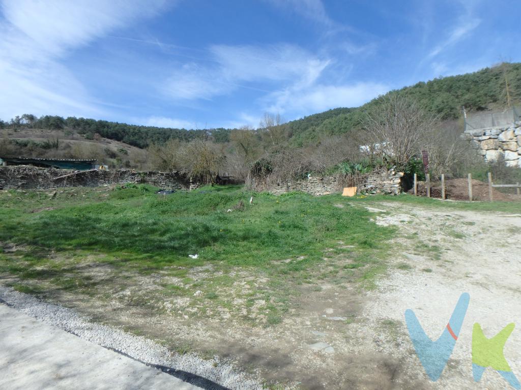 Se vende parcela urbana de 618 m² en Urdániz, Valle de Esteríbar, a pocos minutos de Pamplona, perfecta para construir tu vivienda habitual en un entorno natural y tranquilo.
La parcela, con orientación sureste, garantiza luz natural durante todo el día, creando un hogar cálido y eficiente. Disfruta además de vistas panorámicas despejadas que limiten el paisaje.
Cuenta con una edificabilidad superior a 350 m² construidos, ideal para diseñar una vivienda amplia con jardín, terraza y espacios exteriores para toda la familia.
Ubicada en un entorno privilegiado, combina la calidad de vida del entorno rural con la comodidad de estar cerca de Pamplona. El Valle de Esteríbar ofrece naturaleza en estado puro, con bosques, senderos y el río Arga que lo acompaña en toda su extensión. Además es un entorno con encanto, tranquilo y seguro, ideal para familias.
Una oportunidad para vivir rodeado de naturaleza, con espacio, privacidad y bienestar, sin renunciar a la cercanía de la ciudad.
En el precio NO están incluidos gastos impuestos, notaría y registro.
 