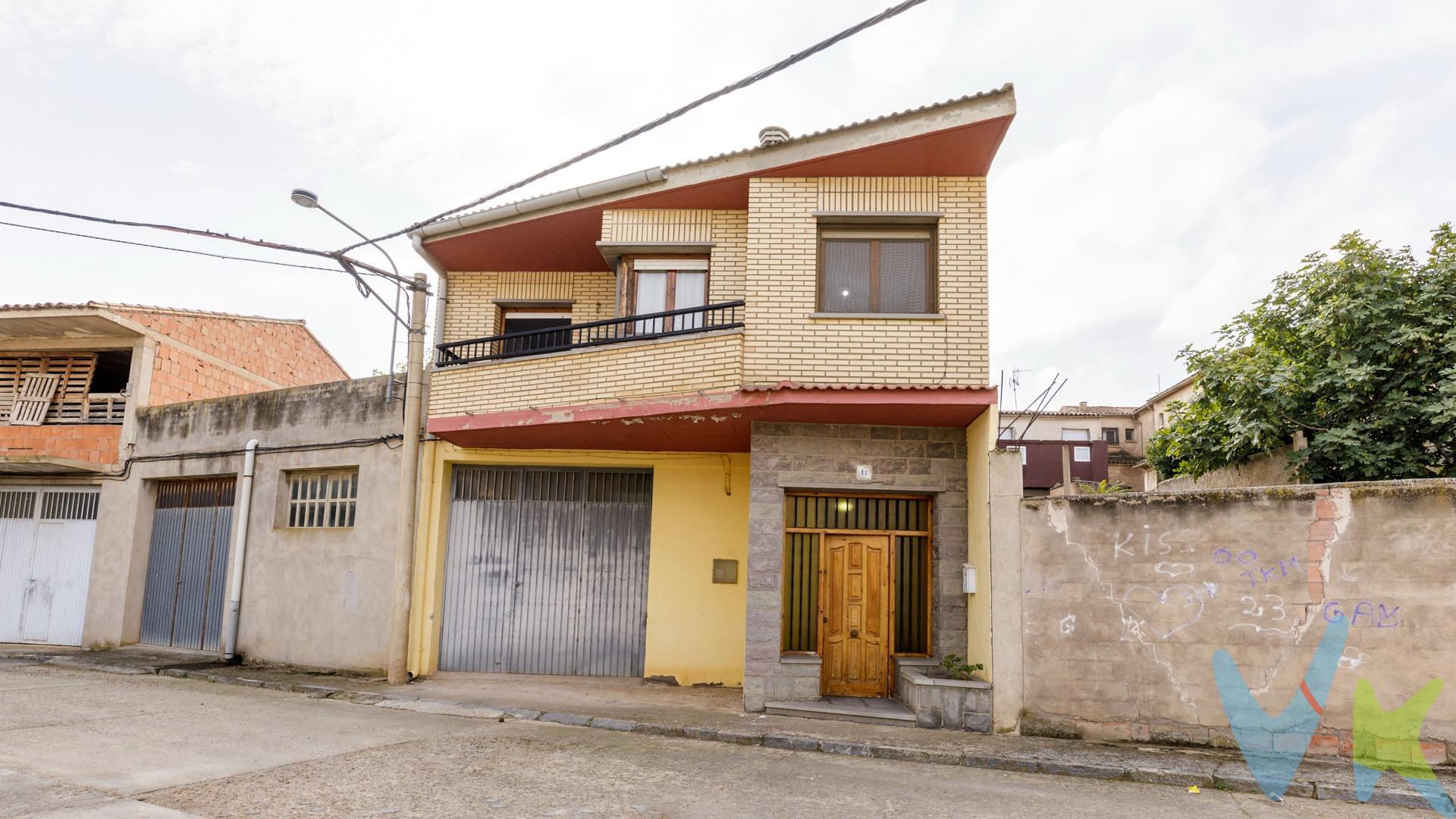 Hay casas que tienen algo especial. Que, al cruzar la puerta, te envuelven con su luz, su calidez y su historia. Esta vivienda en Calatorao es una de esas casas con alma, donde cada estancia transmite hogar y cada detalle invita a imaginar una nueva vida. Con 182 m² construidos , distribuidos en dos plantas de 91 m² cada una, ofrece amplitud, carácter y una base sólida sobre la que crear tu proyecto de vida. En la planta calle, un gran garaje con capacidad para varios vehículos y un aseo. Su generoso espacio permite imaginar diferentes usos: una zona de celebraciones, un taller, un gimnasio o simplemente un lugar donde dar rienda suelta a tus aficiones. En la primera planta, la luz se hace protagonista. Encontrarás tres dormitorios dobles, un salón , una cocina independiente con balcón, y un precioso jardín privado de unos 77 m² con barbacoa, ideal para disfrutar del aire libre, compartir momentos con familia y amigos o relajarte al final del día. Los suelos de gres, las ventanas de madera barnizada y la calefacción de gasoil aportan confort (caldera antigua), autenticidad y un toque cálido que refuerza la personalidad de la vivienda. Sólida, espaciosa y llena de posibilidades, esta casa es perfecta para quienes buscan un hogar donde vivir despacio, disfrutar de la luz y sentir la calma de un entorno tranquilo. 💚 Si sueñas con un lugar donde crear recuerdos y escribir tu propia historia, esta casa en Calatorao te está esperando.