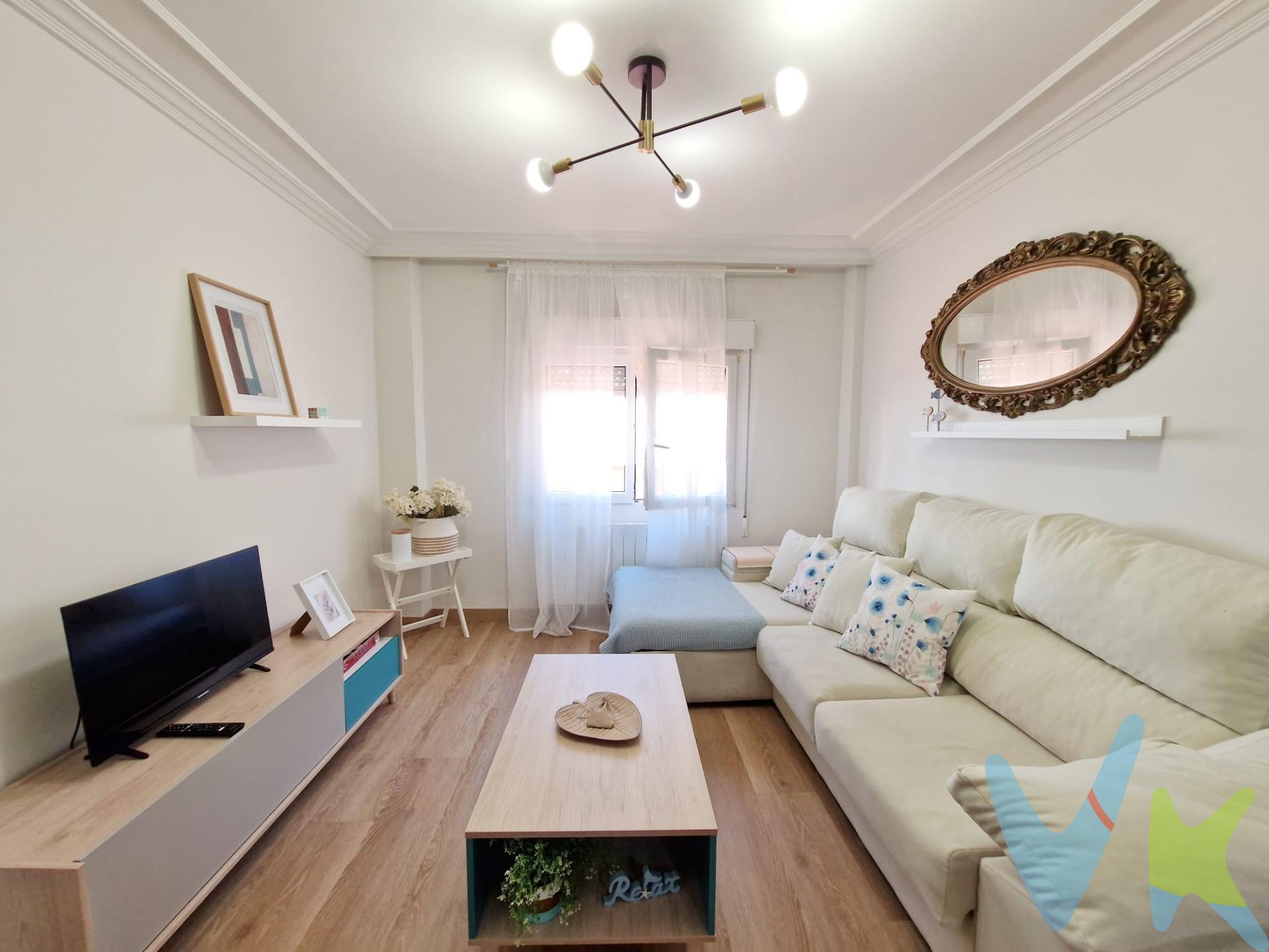 OPORTUNIDAD DE COMPRA- Estupenda vivienda recién actualizada en la zona Castilla-Hermida - Calle General Moscardó, a un paso del centro, de la salida de la ciudad y de Valdecilla, junto a Mercadona y con una característica diferencial: MAGNÍFICA TERRAZA de 30m2. Se trata de una vivienda de 3 habitaciones, actualmente configurados como 2 DORMITORIOS (uno con cama de 150cm y otro con cama de 90) y un DESPACHO, que da acceso a una GRAN TERRAZA para poder disfrutar del sol de la mañana, COCINA abierta al SALÓN y un amplio baño CON DUCHA. Situado en una primera planta con ASCENSOR. Tiene calefacción de gas natural, ventanas de PVC. Una vivienda ideal si quieres vivir cómodamente en la ciudad, con supermercado en el mismo portal y todos los servicios a pie de calle, aparcamiento libre en las inmediaciones y autobús municipal muy próximo o si quieres hacer una inversión que te de rentabilidad desde el primer día, ya que se entregra amueblado, tal y como aparece en las fotografías. Contacta con nosotros para ampliar información y saber condiciones de alquiler: 610 23 41 55 (atendemos whatsapp)