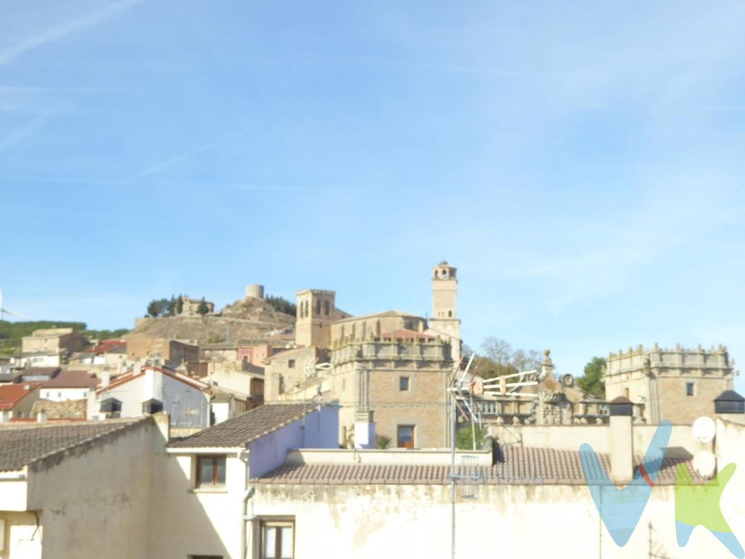 ¿Quieres construir tu propia vivienda? ¿O tener una segunda residencia? Se vende parcela urbana en Miranda de Arga, bonito pueblo que emerge en la margen derecha del río que le da nombre y vidaLa parcela se ubica en una zona residencial y cuenta con 100,90 m². Las condiciones urbanísticas según la normativa municipal serían altura máxima de planta baja +1 altura, La alienación obligatoria del edificio con el límite de parcela con la vía pública (calle río Arga), fondo máximo edificable de 12 m desde el límite de parcela con la calle. La edificabilidad de la parcela es de 133,47 m² construidos y suelo libre privado de 31,70 m². .Hay que tener en cuenta que existe cimentación sobre la parcela y parte de estructura de suelo de planta baja ya construida pues ya fue declarada la obra nueva en construcción. Esta parte puede derribarse por completo y construir de nuevo o puede mantenerse. En este caso, el nuevo proyectista tendrá que justificar el cumplimiento de la normativa de aplicación para la parte ya construida. El proyecto de obra se encuentra en el Ayuntamiento .El acogedor pueblo de Miranda de Arga invita a callejear para observar el despliegue de estilos artísticos tal y como evidencia su casco urbano con la Torre del Reloj o el Torreón como puntos destacados o pasear por sus alrededores, puente medieval que cruza el río Arga o explorar el despoblado de Vergalijo. Se encuentra en la merindad de Olite, zona media de Navarra a 47 km de Pamplona y 10 minutos de Tafalla. 
PVP: 45.000 €. Gastos e impuestos no incluidos en el precio. A título orientativo, en segundas transmisiones, el comprador abonará el Impuesto sobre Transmisiones Patrimoniales (ITP), cuyo tipo general en Navarra es del 6%  sobre la base imponible, que será el mayor valor entre precio de compraventa, tasación o valor de referencia catastral. Gastos de notaría y registro: aprox. entre 0,3 € y 0,8 € (aranceles variables según precio, número de copias y complejidad). La parte compradora escoge libremente notario. La parte vendedora asume, por ley, los gastos que le correspondan, salvo pacto en contrario. Si se precisa hipoteca: Tasación, condiciones y costes bancarios según entidad elegida por parte compradora; así como los gastos de gestoría y cualesquiera otros inherentes a la formalización de la compraventa. De acuerdo con la ley, no se incluyen en el precio otros gastos o tributos que legalmente correspondan a la parte compradora. Honorarios de intermediación inmobiliaria: A cargo de la parte vendedora. El consumidor tiene derecho, conforme a la normativa vigente, a disponer de información y documentación adicional relativa al inmueble y condiciones de la compraventa, accesible en la sede física de la agencia [calle Amaya 2b- 4º dcha] y/o en el medio electrónico habilitado [karmele@inmomarina.com]. La agencia actúa exclusivamente como intermediaria en la operación. Cualquier compraventa y sus condiciones quedan sujetas en todo caso a la aceptación expresa de la parte vendedora del inmueble y a la posterior formalización del correspondiente contrato. El presente anuncio tiene carácter meramente informativo, sin valor contractual; Las superficies expresadas en este anuncio tienen carácter descriptivo y son aproximadas. La información suministrada se corresponde con la disponible a la fecha de publicación, pudiendo variar en función de las circunstancias o actualizaciones legales, contractuales y fiscales.).