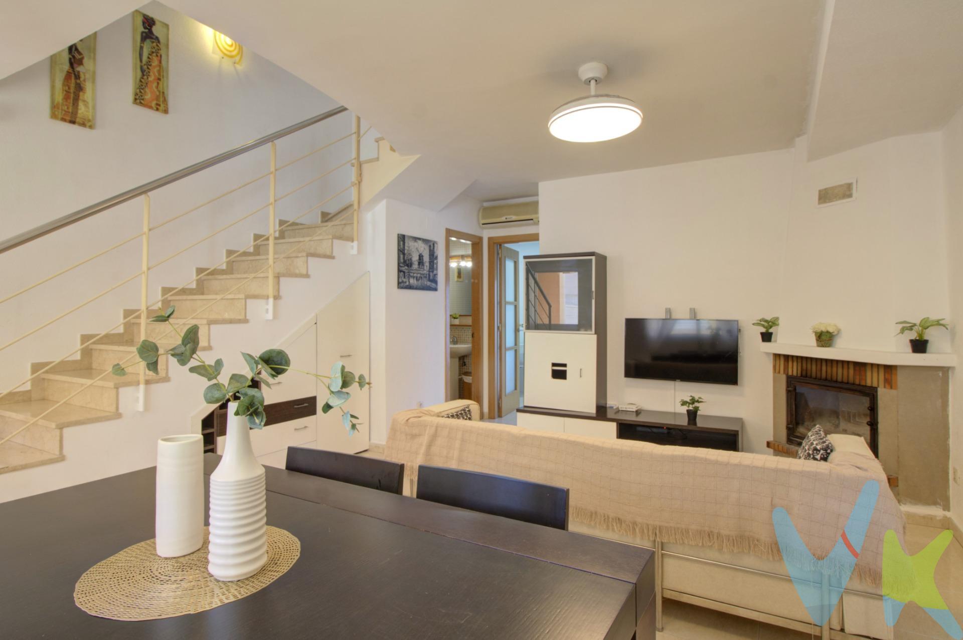 Descubre este encantador adosado en la hermosa urbanización de Playa de Almazora, un hogar ideal que combina comodidad y funcionalidad. En su planta baja, el luminoso salón-comedor con chimenea se integra a una cocina práctica y moderna, además de contar con un aseo. Desde aquí accedes directamente a dos terrazas: una equipada con barbacoa perfecta para disfrutar en familia o con amigos junto a la cocina y otra junto al salon donde aparcar el vehiculo o usar como espacio de juego o reunion. Subiendo al primer piso encontrarás tres acogedoras habitaciones llenas de luz natural; una de ellas con baño en suite. Todas ellas con armarios empotrados. También podrás aprovechar la buhardilla-trastero para almacenaje adicional. El exterior resalta por su atractivo porche frontal desde donde puedes contemplar la piscina comunitaria mientras disfrutas momentos placenteros bajo los toldos protectores durante esos días soleados sin preocupaciones adicionales.  ¡Una verdadera joya lista para entrar a vivir!  Totalmente equipada con muebles y electrodomesticos. Si requieres asistencia financiera, estamos aquí para ayudarte. Los impuestos, gastos de notaría, registro y honorarios de agencia no están incluidos en el precio de venta. Para mayor seguridad en la compraventa, todas nuestras viviendas poseen FICHA DE CERTIFICACIÓN DE INMUEBLES registrada por la Asociación de Inmobiliarias de la Comunidad Valenciana ASICVAL. Antes de comprar o de entregar las arras, pida el Certificado de la vivienda para estar seguro y tranquilo sobre la situación legal, urbanística y de cargas de la misma. RK ESTAÑOL, mercantil Inmobiliaria Quasablanqua SL, está inscrita en el Registro de Agentes de Intermediación Inmobiliaria de la Comunidad Valenciana RAICV con el número de registro 1511. La playa de Benafelí, en Almassora, es un tramo tranquilo de la Costa del Azahar que alterna arena fina y cantos, con buenos servicios y accesibilidad, distinguida con Bandera Azul. A pocos minutos, la desembocadura del río Millars forma un valioso paisaje protegido con sendero azul y abundante vegetación de ribera. Allí, varias lagunas artificiales y estanques crean un oasis para aves acuáticas y un entorno perfecto para pasear en familia entre zonas verdes y miradores. Este mosaico litoral—playa cuidada y humedal—ofrece descanso, naturaleza y educación ambiental en un mismo escenario. 