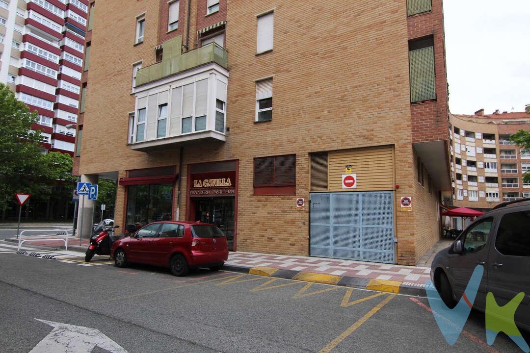 Se vende amplia plaza de garaje en Echavacoiz Norte, Pamplona, en una ubicación especialmente cómoda por su proximidad al Complejo Hospitalario de Navarra.
La plaza cuenta con más de 24 m² útiles, una superficie excepcional que permite estacionar dos vehículos con comodidad. Está situada en el sótano segundo y dispone de entrada y salida independientes, facilitando tanto el acceso como la maniobra.
Una excelente oportunidad tanto para particulares que necesiten espacio adicional para sus vehículos como para inversores que busquen una plaza de garaje amplia y bien ubicada.
Datos meramente informativos, sin valor contractual.   El PVP indicado no incluye impuestos (régimen general del ITP (Impuesto de Transmisiones Patrimoniales) es el 6% sobre el precio de compra) ni gastos de transmisión (notaría, registro, AJD (Actos Jurídicos Documentados), que suma aproximadamente un 2% sobre el precio de compra). Honorarios de la agencia a cargo del vendedor. NO SE COBRA HONORARIOS AL COMPRADOR.