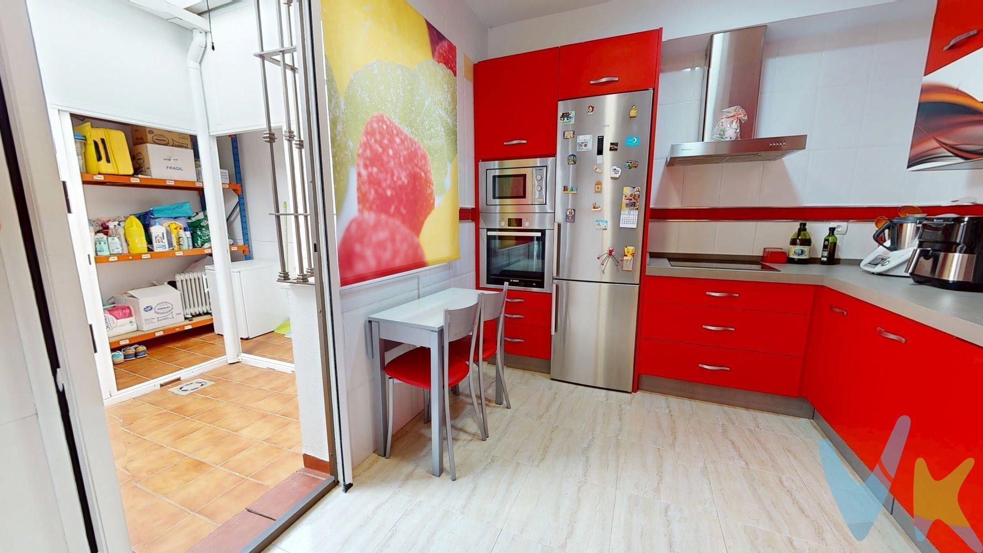 Presentamos esta magnífica vivienda de dos plantas en La Guijarrosa, a 7 minutos de la Carlota ideal para quienes buscan tranquilidad, espacio y confort, a tan solo 25 minutos en coche de Córdoba. Situada en una zona rodeada de todo tipo de servicios, esta propiedad ofrece una excelente distribución y funcionalidad en cada uno de sus espacios. En la planta baja, al acceder desde la calle, encontramos una amplia zona de aparcamiento, versátil y adaptable a otros usos según tus necesidades. Desde aquí, se accede a un pasillo distribuidor que conecta con un luminoso salón con vistas a la calle, una cocina independiente completamente equipada con salida a un patio trasero —ideal para almacenaje gracias a su armario de aluminio—, un baño completo con placa de ducha y un dormitorio de generosas dimensiones. La planta superior, a la que se accede por una cómoda caja de escalera, dispone de un segundo distribuidor que comunica con un gran patio independiente, perfecto para reuniones al aire libre o para disfrutar en familia, y tres amplios dormitorios muy luminosos, ideales para el descanso y la vida familiar. Una oportunidad única para disfrutar de la vida en un entorno tranquilo sin renunciar a la cercanía con la ciudad. Solicita más información y ven a visitarla. ¡Te encantará!. INFORMACIÓN IMPORTANTE:. En cumplimiento de la normativa vigente, tenemos a disposición del cliente la ficha informativa de segunda o ulteriores transmisiones de vivienda. Los precios indicados no tienen caducidad, pero pueden ser alterados sin previo aviso. Los gastos de la compra, según ley (notaría, registro e impuestos), no están incluidos en el precio. Los honorarios de la agencia son 3.500 € más el 21% de IVA, los cuales tampoco están incluidos en el precio indicado. 