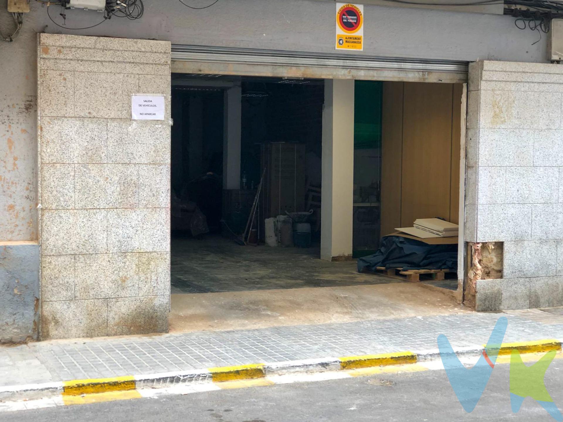 ¡Se Vende Local Comercial en Massanassa!. Ubicación privilegiada, en una calle muy transitada, frente a un parque y rodeado de negocios populares como un horno muy conocido y un restaurante/bar. Características:. • Local de 64 m', situado en la calle San Miguel. • Persiana eléctrica. • Dispone de luz. • Vado pagado hasta final de año. • Ideal para montar tu propio negocio o como garaje para 2-3 coches. ¡No pierdas esta oportunidad de invertir en una excelente ubicación!. La descripción del presente inmueble e imágenes tienen mero carácter informativo y en ningún caso carácter contractual, pudiendo ser modificados por la inmobiliaria comercializadora sin que ello implique responsabilidad alguna frente a terceros. En el precio de venta a público, esta propiedad NO incluye los gastos de adquisición (Notario, registro, gestión, honorarios, etc…).