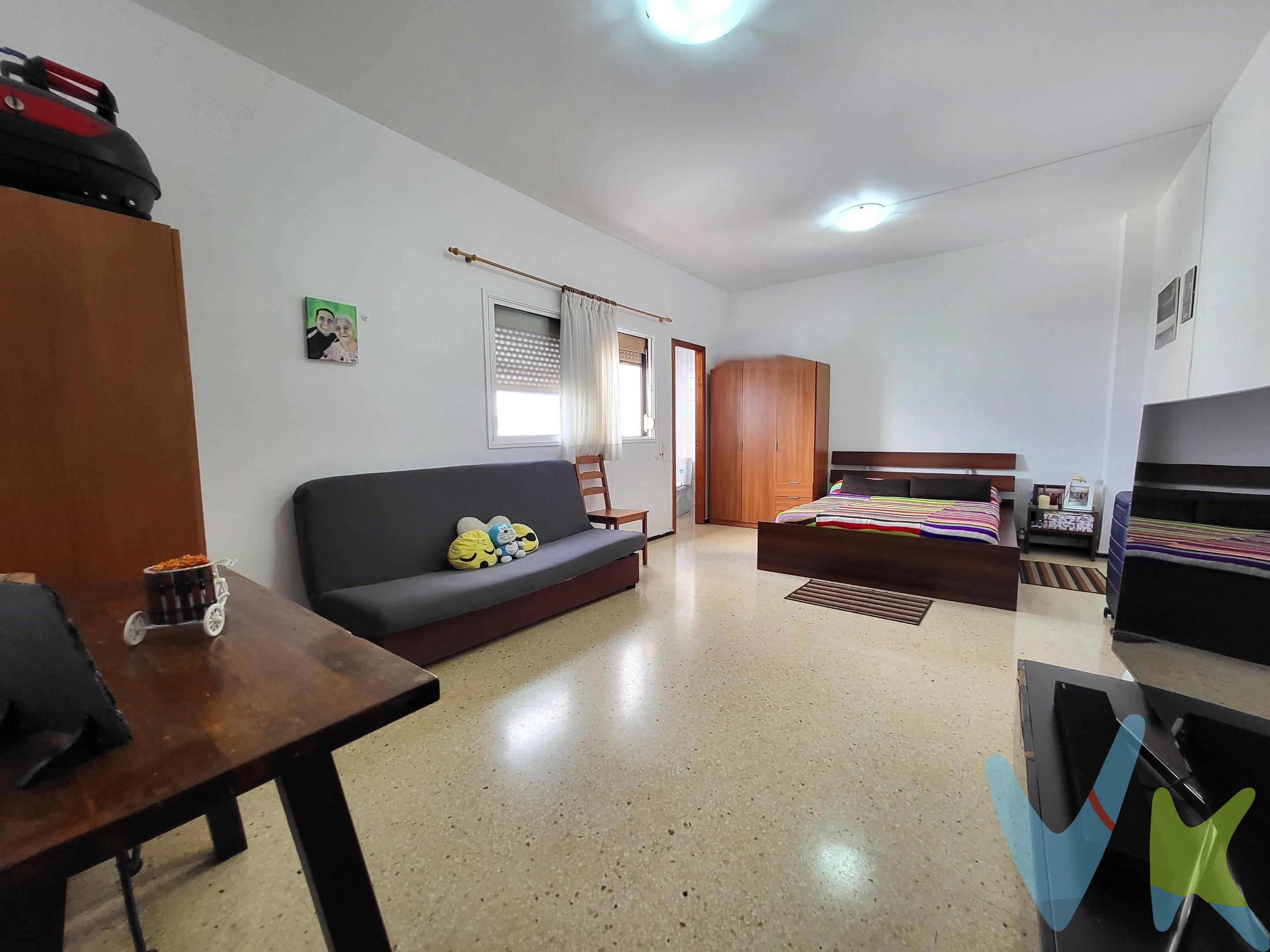 A la venta piso de 42 m2 (superficie catastral) situado en la calle Tomas Miller, a pocos metros de la Playa de las Canteras, considerada una de las mejores playas urbanas del mundo. El inmueble se distribuye en un espacioso salón-dormitorio, cocina independiente equipada y con zona de lavadero, baño con plato de ducha y pequeño vestíbulo en la entrada. La vivienda es interior pero cuenta con ventanas en todas las dependencias y además está en la planta más elevada del edificio, lo que garantiza una excelente ventilación y claridad natural durante todo el día. El edificio cuenta con ascensor que llega hasta la penúltima planta teniendo que subir por la escalera una planta para llegar a la vivienda. El inmueble está ubicado en una de las zonas más cotizadas de Las Palmas de Gran Canaria, a pocos metros de la Playa de las Canteras, del Parque Santa Catalina y a pocos minutos de la zona comercial de Mesa y López. En los alrededores, tendrá acceso a todos los servicios necesarios: playa de las Canteras, parkings, restaurantes, tiendas, supermercados, colegios, centro de salud, farmacias, parques, paradas de guaguas, mercado, centro comercial "El Muelle", Acuario Poema del Mar, etc. ¡APROVECHE ESTA OPORTUNIDAD PARA CONVERTIR ESTA PROPIEDAD EN SU VIVIENDA! ¡MUY INTERESANTE TAMBIÉN PARA INVERSORES!. Información: en el precio de venta no se incluyen gastos de notaría, registro e impuestos derivados de la misma. Los datos expuestos son meramente orientativos y se encuentran sujetos a errores u omisiones involuntarias. 