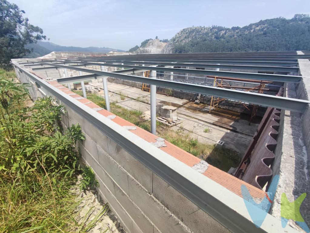 FANTÁSTICO TERRENO CON EDIFICACIÓN EN AÉS, PUENTE VIESGO.Situado en un entorno tranquilo y con unas vistas espectaculares pero muy próximo a todos los servicios encontrarán este terreno de aproximadamente 7.800 m2, con grandes posibilidades, ya que la finca cuenta con una edificación industrial de unos 200m2 útiles.Una vez terminada la obra y contando con la autorización de la CROTU, se podría solicitar el cambio de uso a vivienda.Además, se podría comprar la finca colindante de otros 7.800 m2 aproximadamente.Con todos los suministros a la puerta, este terreno es ideal para quienes buscan una finca amplia en una zona bien comunicada, con vistas, privacidad y potencial.Aés es una localidad situada a 2 km de Puente Viesgo en la comarca de los Valles Pasiegos. Por este municipio discurre el río Pas, y uno de sus mayores atractivos culturales y turísticos es el complejo de las cuevas del Monte del Castillo, reconocidas como patrimonio de la Humanidad debido a su arte rupestre. Se encuentra a 30 minutos de Santander y a 20 minutos de las playas de Cantabria.¿La vas a dejar escapar? ¡¡¡VEN A VERLA, TE ENCANTARÁ!!!Al comprador se le cobrará el 2.000 de gastos de gestión + IVA.Gastos e Impuestos no incluidos en el precio. Compra sujeta a ITP. El comprador se hará cargo de los costes de la escritura e inscripción en el Registro de la Propiedad. Más información sobre transparencia, impuestos, gastos y condiciones de compraventa en nuestra web www.activanorte.com\" 