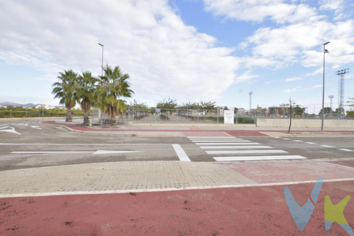 Adelántate a vivir en una de las zonas de más proyección de Massamagrell. Zona residencial rodeada de todo tipo de servicios lúdico-deportivos. Lo mejor, su baja densidad, ideal para casas unifamiliares y con espacio para hacer realidad la vivienda de tus sueños. Solar con opción de comprarlo junto con algún amigo o familiar. Por su superficie caben dos viviendas y gracias a la baja edificabilidad de la zona la luz y la buena ventilación están aseguradas. Vivirás muy cerca del polideportivo, zona ajardinada, pabellón cubierto y a unos minutos del centro de Massamagrell y de la estación del metro L3, dirección Valencia. El solar tiene una edificabilidad de 584m2 y una superficie de 281m2 con fachada al norte-sur. ¿Quieres más información? Llámanos y encantados hablamos de todas las posibilidades, proyecto e ideas.Contamos con 30 años de experiencia acreditada y nuestro objetivo es garantizarle un servicio de compra humano, ético, de calidad, fácil y seguro. Nuestro equipo lo integran agentes con la titulación AIR (Agente Inmobiliario Registrado) y Agentes Certificadores de la categoría Premium en certificación de inmuebles y debidamente registrados en el Registro de Agentes de Intermediación de la CV (RAICV 0743). Consulte en nuestras reseñas de Google lo que opinan los clientes que ya han trabajado con nosotros.El precio NO incluye: Impuestos, gastos de Notaría, registro y honorarios de inmobiliaria.Nuestra inmobiliaria cuenta con encargo en EXCLUSIVA de esta propiedad. Por ello rogamos, por expreso deseo, que evite molestar y contactar con los propietarios. Nosotros estaremos encantados en ayudarle y atenderle en todo lo referente al inmueble. Si eres un compañero inmobiliario estaremos encantados en colaborar con la seriedad y honestidad propia de un buen Agente.