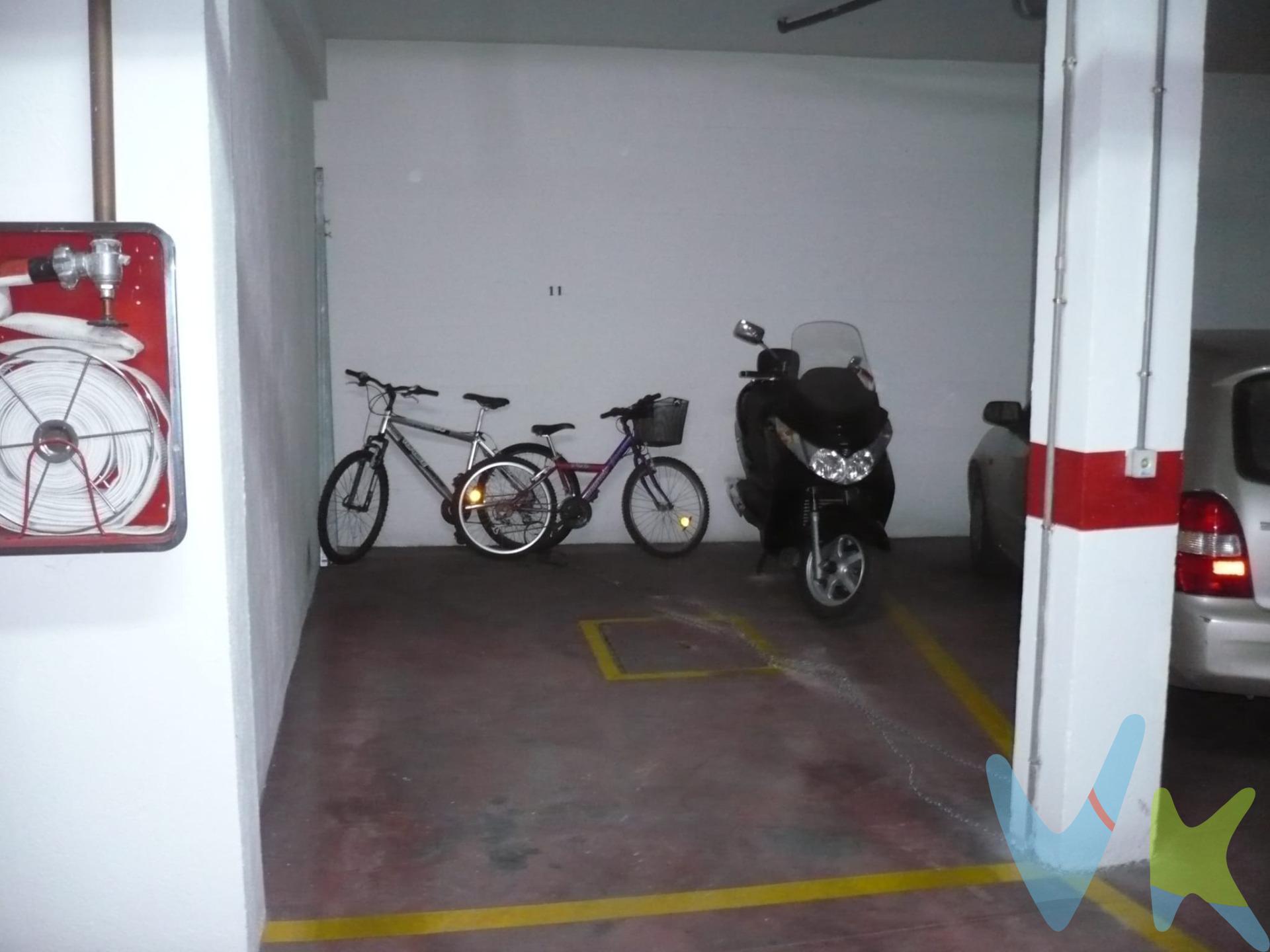 Plaza de garaje en la calle Gutiérrez de los Ríos, con acceso en montacarga, para coche mediano, moto y bicis. Dimensiones plaza: largo 4,70 m, ancho entrada 2,08 m, ancho final 3,00m y alto 2,40 m.  . Dimensiones montacargas: largo 4,96 m, ancho 2,40m y altura 2 m. Llámanos y te la enseñaremos. Cláusula de Transparencia y Desglose de Gastos (Ley 10/2025).  PRECIO DE VENTA + GASTOS.  En cumplimiento de las obligaciones de información previstas en la Ley 10/2025, de 28 de diciembre, de servicios de atención a la clientela y transparencia, así como en la normativa sectorial vigente, se hace constar que el precio indicado no incluye los gastos e impuestos inherentes a la adquisición, los cuales se desglosan a continuación:.  * Honorarios Agencia del comprador: 1.800 € más el 21% de IVA.  * Impuesto sobre Transmisiones Patrimoniales (ITP): Se aplicará el tipo impositivo vigente en la Comunidad Autónoma de Andalucía (generalmente el 7%, sin perjuicio de tipos reducidos del 3,5%, 1,2% o 1% aplicables según las circunstancias personales del comprador o las características del inmueble). El impuesto se devenga sobre el Valor de Referencia de Catastro o el precio de venta, aquel que resulte superior.  * Gastos de Notaría: Los honorarios notariales se calcularán conforme al arancel oficial regulado en el Anexo I, del Real Decreto 1426/1989, de 17 de noviembre, por el que se aprueba el arancel Notarial.  * Gastos de Registro: La inscripción en el Registro de la Propiedad se facturará según el arancel oficial establecido en el ANEXO I, del Real Decreto 1427/1989, de 17 de noviembre, por el que se aprueba el arancel Notarial.  * Gastos de Gestión (Gestoría): Los honorarios por la tramitación administrativa, liquidación de impuestos e inscripción registral ascienden a [600 aprox.] € (IVA incluido). * El precio anunciado no tiene caducidad, pero puede sufrir alteraciones sin previo aviso.  Para una información exhaustiva sobre el funcionamiento, tipos impositivos y bonificaciones del ITP en Andalucía, puede visitar la página: https://www.juntadeandalucia.es/organismos/economiahaciendayfondoseuropeos/areas/tributos-juego/tributos/paginas/impuestos-cedidos-transmisiones.html. 