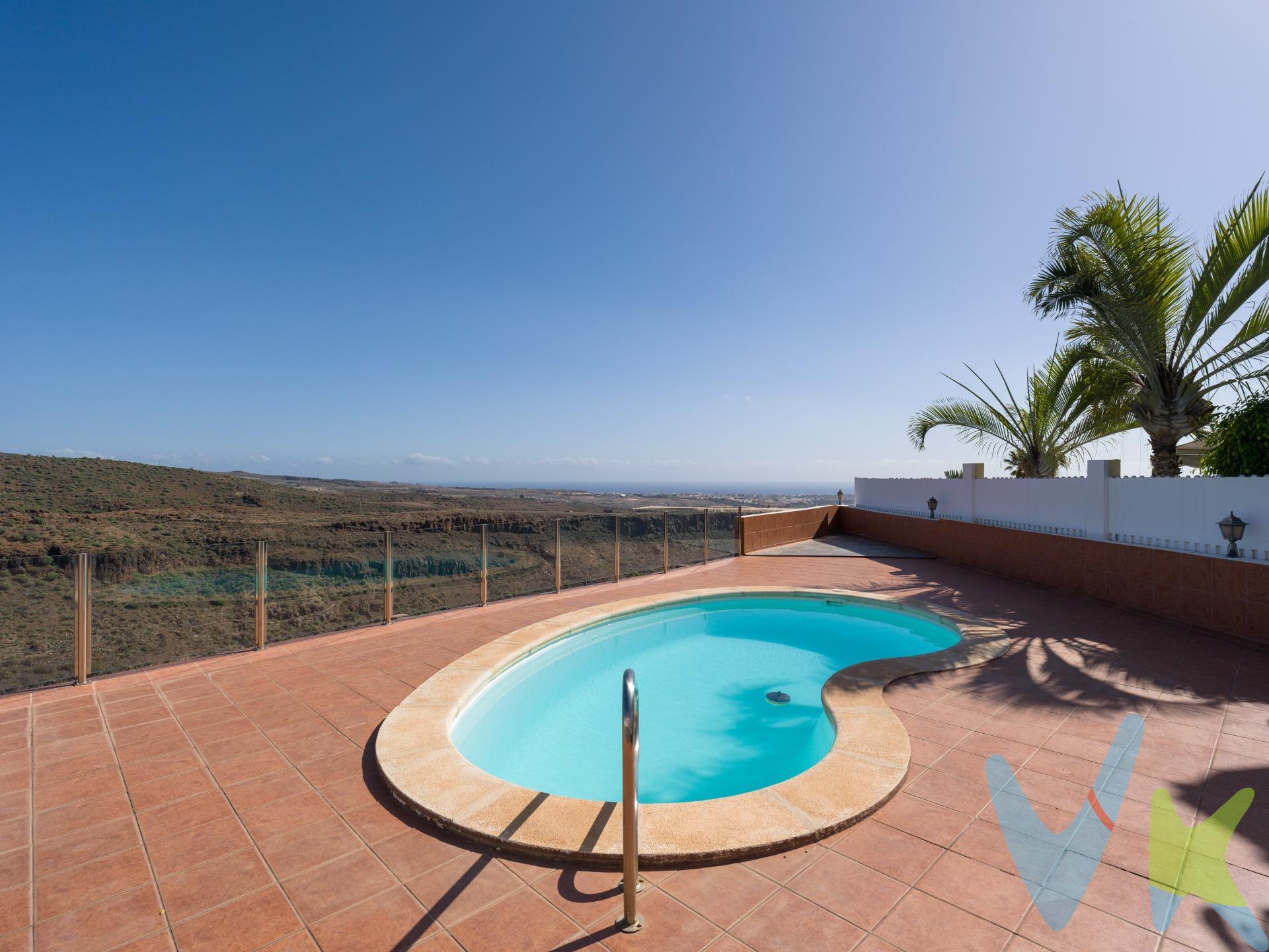 Chalet independiente con piscina y vistas al mar en Montaña la Data:. ¿Sueñas con abrir la puerta de la terraza y que la belleza de Gran Canaria esté a tus pies? ¿Desea una vista despejada al mar y a las montañas? No sueñe más - esta sensación puede convertirse en una realidad. En Montaña la Data hay una encantadora propiedad que reúne todos estos atributos .. Se vende un chalet independiente con piscina privada. La propiedad con orientación sur impresiona por su tamaño y luminosidad. La casa se compone de una vivienda principal de 2 plantas y un estudio en el sótano (con entrada independiente) más un amplio trastero. . Este fantástico chalet está situado en una urbanización en una calle muy tranquila. Detrás del portal se encuentra  el garaje, así como una ducha exterior y una lavandería que sirve además, como un segundo trastero. Al entrar, el chalet se muestra en todo su esplendor y ofrece mucha privacidad. ¡Usted quedará encantado!. PLANTA BAJA (89 m² superficie útil, aprox. 100 m² construidas): En la entrada hay un hall y un aseo. Escaleras internas conectan las 2 plantas. Le espera un luminoso salón con zona de comedor (con aire acondicionado). Se añade una amplia cocina semi-independiente con isla, con propio acceso al exterior.  . DESTACA: la terraza delantera ofrece una vista despejada al mar y a los barrancos, ¡es impresionante! La piscina privada se encuentra a sus pies. 1a PLANTA (79 m² superficie útil, aprox. 100 m2 construidas): Cuenta con 2 dormitorios dobles con aire acondicionado, 2 cuartos de baño y una habitación convertida en oficina. Los dormitorios disponen de armarios empotrados y acceso directo a la terraza, que ofrece unas impresionantes vistas al mar y a la montaña. SÓTANO bajo rasante (56 m² superficie útil, aprox. 73 m² construidas) con un estudio de invitados. Dispone de un salón-dormitorio (con aire acondicionado) con cocina integrada y un cuarto de baño. Al lado, hay un amplio trastero. Además, en el exterior, hay un área para tenderetes cubierto con barbacoa - el sitio ideal para celebrar fiestas con familia y amigos. LA GUINDA DEL PASTEL es la piscina privada integrada que promete relajantes y refrescantes horas de sol. Al fondo está el bonito chalet con sus terrazas y columnas. La fachada de la casa puede desafiar el clima tropical, ya que está revestida con fibra COTEGRAN, resistente y de alta calidad. Se acaban los gastos en pintura cada 5 años .. El chalet se vende amueblado (incl. electrodomésticos). ¿Puede resistirse a esta propiedad? Las terrazas con las vistas despejadas al mar y a la montaña transmiten una sensación de vacaciones. El desayuno al aire libre por la mañana, un refrescante baño en la piscina por la tarde y una copa de vino o una barbacoa por la noche, rodeado de un paisaje impresionante, ¿no le parece tentador?. Montaña la Data se encuentra en el municipio turístico de San Bartolomé de Tirajana. Ubicado en un entorno natural impresionante,  en una urbanización que combina tranquilidad y privacidad pero a su vez muy próximo a destinos turísticos. La posición elevada garantiza vistas despejadas. Playa del Inglés, Maspalomas, Meloneras o el Palmitos Park están a unos 10 minutos en coche. ¿Está entusiasmado con este chalet de ensueño? Esta propiedad es una gran oportunidad de inversión y tiene mucho potencial. No lo dude y pónganse en contacto con nosotros. ¡Esta joya pronto podría ser suya! . El precio no incluye impuestos y gastos de la compraventa: Impuesto de Transmisiones Patrimoniales (6,5%), honorarios de Notario, Registro de la Propiedad y gestoría. La oferta se sujeta a errores, cambios de precio, omisión y/o retirada del mercado sin aviso previo.