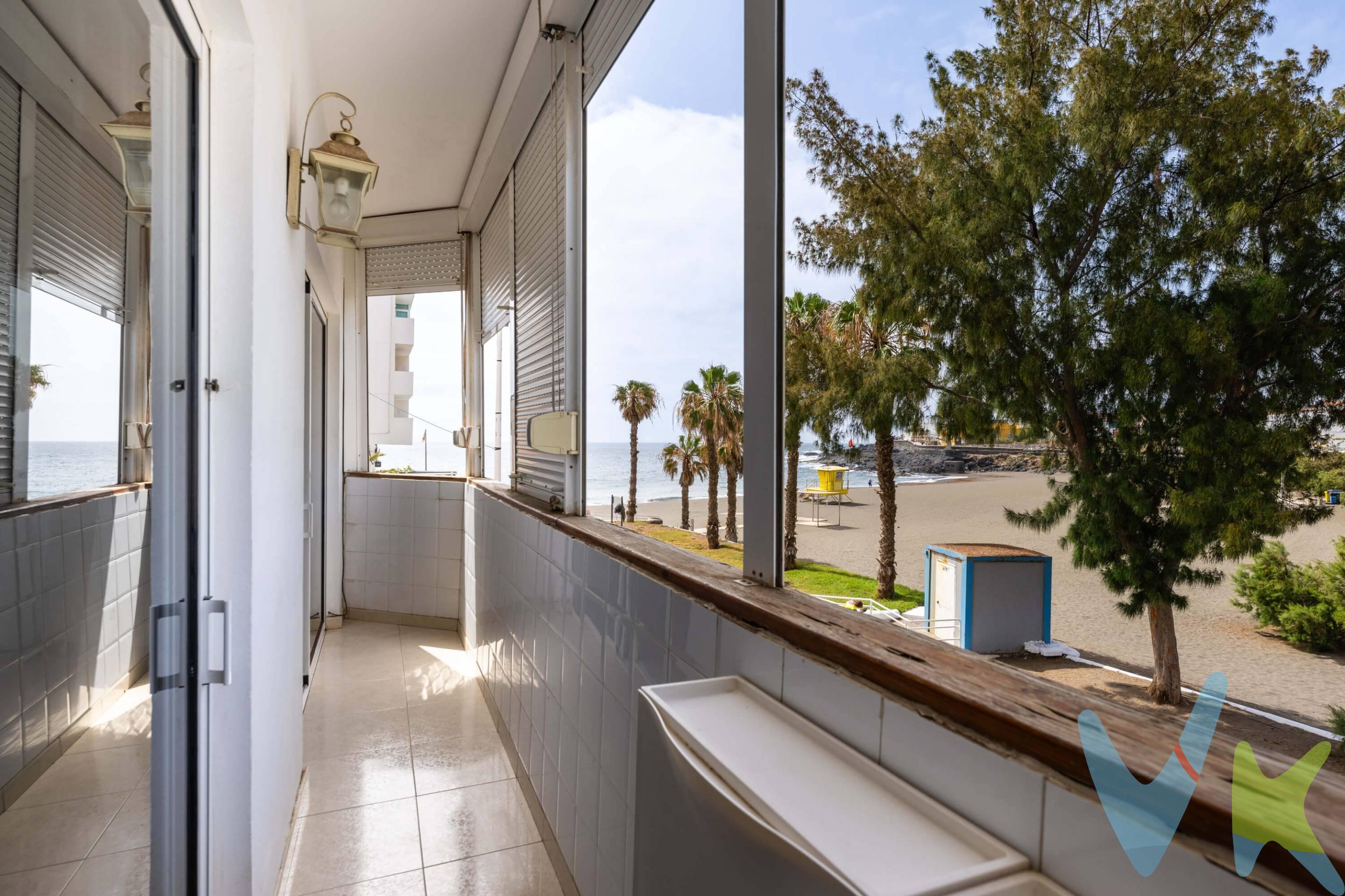 Esta propiedad goza de una ubicación privilegiada, a solo unos pasos de la popular playa de La Garita. ¡Duerma escuchando el sonido de las olas!. El piso cuenta con un dormitorio muy espacioso con acceso directo al balcón. Dispone de dos baños: uno con ducha y otro con bañera esquinera y ducha. El salón, luminoso y ventilado, también tiene salida directa al balcón. Además, cuenta con una cocina abierta moderna y de buen tamaño. Originalmente, la vivienda tenía dos dormitorios, pero se reformó para convertirla en un espacio con una habitación más amplia. Se trata de un edificio pequeño con pocos vecinos. El vestíbulo de entrada es moderno y ha sido renovado recientemente, al igual que las instalaciones de agua y electricidad. Esta es una oportunidad única para vivir junto a la playa en una propiedad orientada al sur, situada en la hermosa zona de La Garita y con fácil acceso a Las Palmas, Telde y el sur de la isla a través de la autopista. Aquí tendrá todo al alcance de la mano, incluyendo supermercados y grandes superficies a tan solo 10 minutos en coche.