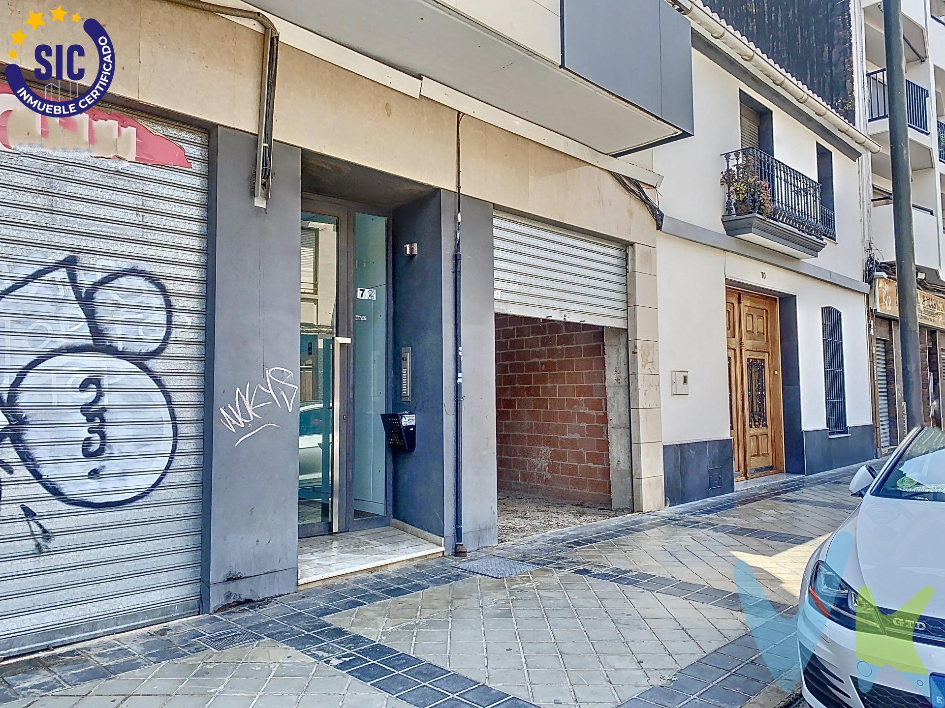 Descubre esta increíble planta baja ubicada en la avenida principal Blasco Ibáñez de Massanassa. Con una superficie total de 292 metros cuadrados, esta propiedad ofrece un sinfín de posibilidades para familias, inversores o cualquier persona que busque un espacio amplio y versátil. . Con 212 metros cuadrados interiores, complementados por un magnífico patio de 80 metros cuadrados, esta planta baja puede transformarse en dos pisos independientes o en una espectacular casa unifamiliar con un patio extraordinario. Además, cuenta con dos accesos separados que permiten una flexibilidad única en la distribución y uso del espacio. La ubicación estratégica de esta propiedad es inmejorable. Está a tan solo 5 minutos a pie de la estación de tren y a 100 metros de la parada de autobús que conecta con Valencia en 15 minutos. También tendrás a tu alcance todos los servicios necesarios para el día a día: farmacias, colegios, supermercados, bancos y el ambulatorio están a poca distancia, proporcionando comodidad y facilidad. Esta planta baja no solo es ideal para convertirla en tu hogar, sino también es una excelente oportunidad de inversión. Su estratégica ubicación y las múltiples posibilidades de configuración la convierten en una opción perfecta para cualquier proyecto inmobiliario. No pierdas la oportunidad de conocer más sobre esta propiedad única. ¡Contáctanos para más información y programa una visita hoy mismo!. VENTA:. PVP 134.900€.  Gastos e impuestos no incluidos en el precio. La compra conlleva impuestos y gastos de formalización para el comprador. A título orientativo se informa que en segundas transmisiones el  ITP  con carácter general en  Valencia  es del  10%, pudiendo existir otros tipos impositivos atendiendo a  las circunstancias  personales del comprador u otras circunstancias previstas legalmente. Base imponible del impuesto el mayor valor entre el precio de compraventa, la tasación o el valor de referencia catastral. En cuanto a los gastos de  notaría y registro, en su caso,  suelen oscilar aprox; entre 1,5% y 2,5% (aranceles variables según precio, n.º de copias y complejidad). El comprador elige notario. Si el comprador precisase de  hipoteca: tasación, condiciones y costes bancarios serán según entidad elegida por el comprador, así como los gastos de gestoría, y cualesquiera otros gastos inherentes a la formalización de la compraventa que legalmente correspondan a la parte compradora, salvo pacto expreso en contrario con el vendedor. El consumidor tiene,  conforme a la normativa vigente, a su disposición información y documentación adicional relativa al inmueble y condiciones de la compraventa, que podrá ser consultada en C/Joaquín Costa 4, bajo 46005 Valencia o urbe2@remax.es. Honorarios de mediación inmobiliaria a cargo del  COMPRADOR: (3% del precio final de venta más IVA (21%), salvo otro pacto.); y  de VENDEDOR (según acuerdo con el mismo). . Se informa al consumidor que la agencia actúa como intermediaria inmobiliaria en la operación, estando cualquier eventual compraventa y sus condiciones sujeta a la aceptación expresa del propietario-vendedor y a la posterior formalización del correspondiente contrato.