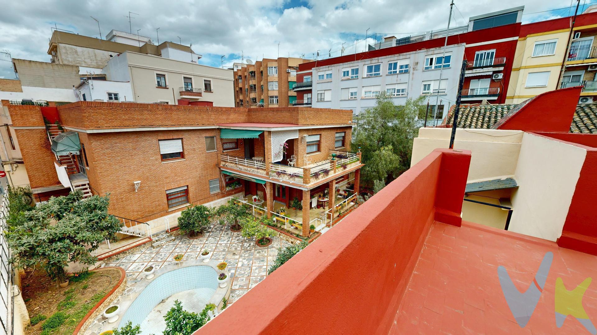 ¿Buscas una propiedad única en Torrent? ¡¡¡Esta es tu oportunidad!!!

Te ofrecemos una propiedad con una gran calidad de construcción que en su época fue una de las más destacadas de Torrent, tanto por su calidad, diseño, dimensiones, ubicación…etc. En estos momentos, necesita una reforma para modernizarla y adaptarla a los nuevos tiempos.

Es una propiedad con muchas posibilidades, puedes transformarla en la casa de tus sueños, pero también se pueden hacer dos pisos de lujo de grandes dimensiones con garaje y trastero en edificio secundario, o bien, se puede renovar y rentabilizar en alquiler en viviendas separadas y/o habitaciones (se podrían conseguir entre 10 y 15 habitaciones con baño,…etc), incluso se puede construir un nuevo edificio desde cero.

¿Quieres verla bien? No dudes en llamarnos para ir a visitarla. Pero como anticipo, tienes la posibilidad de realizar un tour 360º para que la puedas visualizar, tomar medidas, ver tamaños y distribuciones, en definitiva, imaginarte viviendo en esta fantástica vivienda. Si este inmueble te gusta en la visita virtual, en el video o en las fotografías, cuando lo visites personalmente, veras todo el potencial que tiene y todo lo que se puede hacer.

Esta propiedad ubicada en una parcela esquinera que recae a tres calles con una superficie de 606 m2 en la cual esta ubicado el edificio principal de dos plantas con una superficie construida total de 453 m2 más terrazas y un edificio adicional con una superficie construida de 104 m2 en dos plantas de 52 m2 cada una, la planta de baja es garaje y almacén y la parte de arriba zona diáfana. El resto de parcela esta ocupada por piscina, terrazas descubiertas y jardín. 

El edificio principal se distribuye en dos niveles. La planta baja consta de una vivienda con acceso desde un patio o zaguán, distribuida en vestíbulo, comedor, cinco dormitorios, cocina, cuarto de baño, tres aseos y terraza. El piso alto al que se accede por escalera desde el zaguán consta de una vivienda distribuida en vestíbulo, comedor, cinco dormitorios, despacho, cuarto de baño, dos aseos y una terraza recayente al jardín. 

Por mandato expreso del propietario, comercializamos este inmueble en exclusiva, lo que le garantiza un servicio de calidad, un trato fácil, sencillo y sin interferencias de terceros. Por este motivo, se ruega no molestar al propietario, a los ocupantes de la propiedad, a los vecinos si los hubiera. Muchas gracias por su comprensión. 

La oferta está sujeta a cambios de precio o retirada del mercado sin previo aviso. Este anuncio en su conjunto, incluyendo textos, fotos, imágenes o cualquier otro contenido de este, no es vinculante dado que la información es ofrecida por terceros y puede contener errores. Se muestra a título informativo y no contractual. Las medidas, superficies y diseño del plano facilitado son meramente orientativas. El precio NO INCLUYE los gastos de corretaje inmobiliario, impuestos (IVA, ITP, AJD), plusvalía, notaría y registro.
