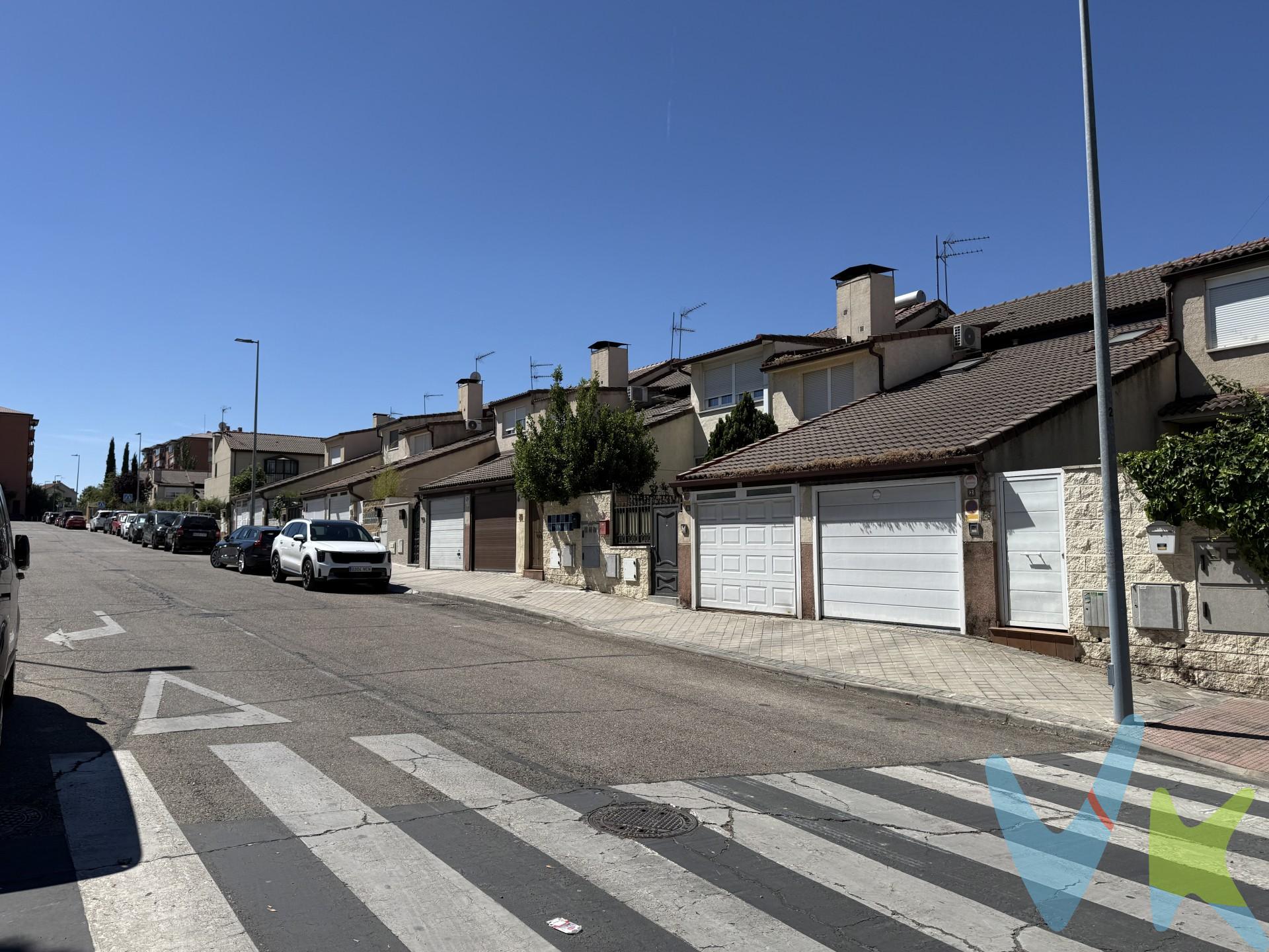 CHALET ADOSADO EN RIVAS VACIAMADRID – AMPLITUD, TRANQUILIDAD Y EXCELENTE UBICACIÓN

Ven a descubrir este estupendo chalet adosado situado en la calle Cáceres, una de las zonas más demandadas de Rivas Vaciamadrid, ideal para familias que buscan espacio, tranquilidad y excelentes comunicaciones. Ubicado en un entorno residencial consolidado, muy próximo a la estación de Metro Rivas Urbanizaciones, colegios, supermercados, zonas verdes y todo tipo de servicios; cuenta además con rápida conexión a la A-3 y M-50.

La vivienda forma parte de un agradable conjunto residencial que comparte una cuidada zona ajardinada comunitaria, perfecta para disfrutar del entorno y la vida al aire libre.

Se distribuye en 2 plantas: principal con jardín delantero de aproximadamente 18 m², salón como eje central de la vivienda, cocina independiente, 1 baño completo, zona de lavado, amplio garaje y un jardín trasero de aproximadamente 43 m², con acceso directo a la zona común ajardinada. En planta alta se encuentran los 4 dormitorios y 1 baño completo.

Gracias a sus espacios exteriores, su distribución funcional y su ubicación privilegiada, esta vivienda ofrece una excelente oportunidad para quienes desean vivir en una de las mejores zonas de Rivas.

La vivienda, que en origen era de VPO, se encuentra actualmente en proceso de descalificación. La finca está gravada con un derecho de superficie gratuito por 75 años concedido por el Ayuntamiento de Rivas Vaciamadrid.

La mejor forma de valorar esta vivienda es visitarla. Estaremos encantados de acompañarte y mostrarte todo lo que puede ofrecerte. ¡Llámanos!.

Gastos e impuestos no incluidos en el precio publicitado. La agencia actúa en representación y por mandato del vendedor. Las condiciones de la venta establecen que el comprador deberá abonar un importe adicional fijo del 2%, más 21% de IVA, sobre el precio publicitado. La reserva del inmueble sólo se producirá después de que una propuesta de compra haya sido expresamente aceptada por el vendedor.

A título orientativo se informa que en segundas transmisiones el ITP con carácter general en Madrid es del 6%, pudiendo existir otros tipos impositivos atendiendo a las circunstancias personales del comprador u otras circunstancias previstas legalmente. Base imponible del impuesto el mayor valor entre el precio de compraventa, la tasación o el valor de referencia catastral. En cuanto a los gastos de notaría y registro de la propiedad, en su caso, son variables, dependen de aranceles según precio y complejidad, oscilando aprox. entre un 0,2% y un 2%. Si el comprador precisase de hipoteca: tasación, condiciones y costes bancarios serán según entidad elegida por el comprador, así como los gastos de gestoría y cualesquiera otros gastos inherentes a la compraventa que legalmente correspondan a la parte compradora, salvo pacto expreso en contrario con el vendedor. El consumidor tiene, conforme a la normativa vigente, a su disposición información y documentación adicional relativa al inmueble y condiciones de la compraventa, que podrá ser consultada en la sede física de la agencia.