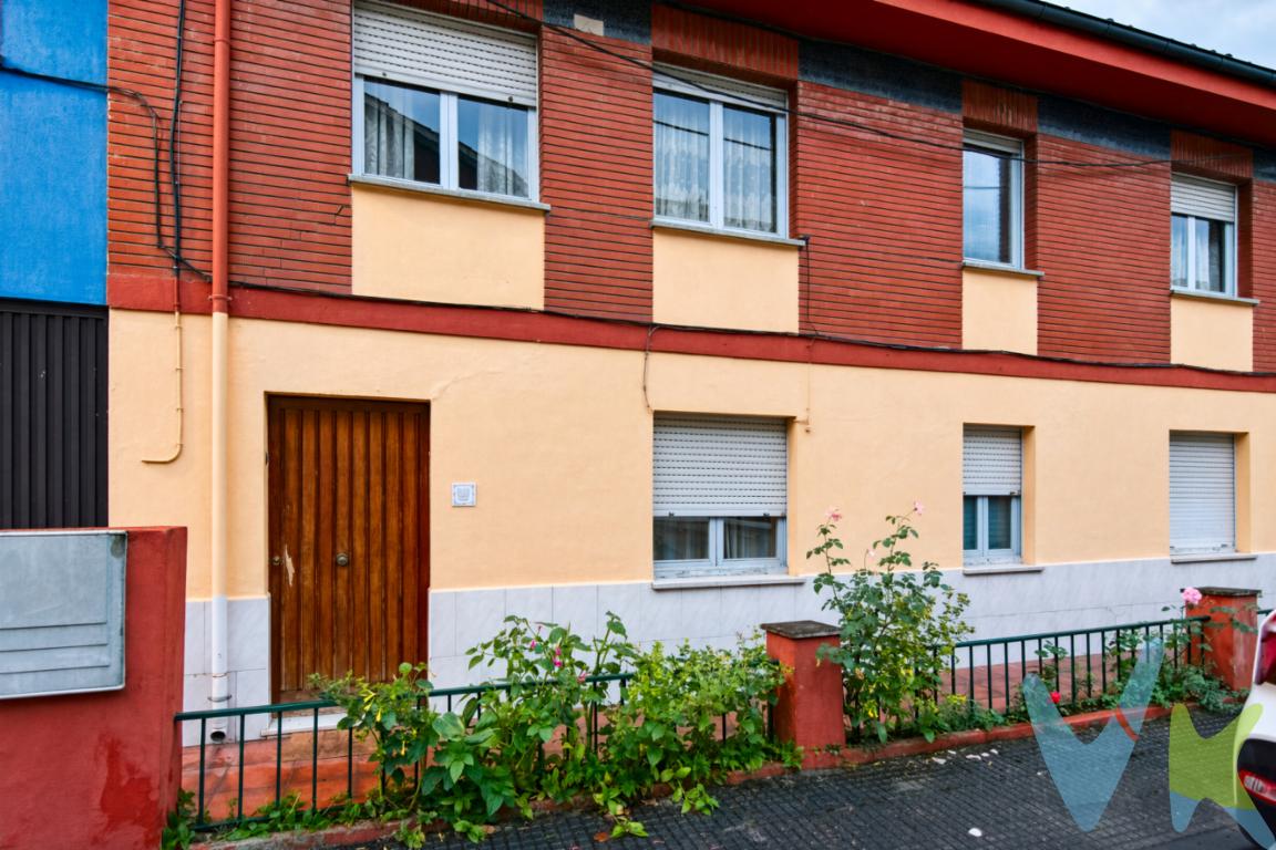 ? Oportunidad en Ujo (Mieres): Casa adosada dividida en 2 viviendas independientes con terreno¿Buscas una vivienda versátil en Asturias con espacio exterior y múltiples posibilidades? Se vende magnífica casa adosada distribuida en tres niveles, perfecta tanto para familias como para inversores.Distribución de la propiedad:  Planta Baja: Vivienda independiente distribuida en 3 habitaciones , salón y baño.  Primer Piso: Segunda vivienda independiente con 4 habitaciones, salón y baño], ideal para alquilar o residir dos familias.  Sótano: Gran espacio ideal como almacén, bodega, taller o zona de almacenamiento.  Exterior: Terreno privativo de 103 m², perfecto para instalar un jardín, zona de barbacoa, huerto o espacio de ocio al aire libre.El precio de venta no incluye los gastos e impuestos derivados de la operación. Corresponden al comprador el pago del Impuesto sobre Transmisiones Patrimoniales (ITP), calculado sobre el valor más alto entre el precio de venta y el valor de referencia catastral, así como los honorarios de notaría y registro según aranceles oficiales, teniendo el comprador libertad para elegir notario. Para consultar los porcentajes del ITP en Asturias puede hacerlo a través de la web oficial de servicios tributarios del Principado de Asturias https://sede.tributasenasturias.es/sites/sede/default/es_ES/Que-quiereshacer/Transmisiones-Patrimoniales-y-AJD. Asimismo, el comprador asumirá los gastos de tasación y costes bancarios si precisa hipoteca, junto con unos honorarios de mediación del 2% más IVA, con un mínimo de 2.000,00 mas IVA. Por su parte, el vendedor asumirá el pago de la plusvalía municipal y los honorarios de intermediación. Este anuncio es meramente informativo y los interesados tienen derecho a solicitar la documentación adicional del inmueble conforme a la normativa vigente. Ubicada en Ujo, a pocos minutos del centro de Mieres, con excelente conexión por carretera y tren, y todos los servicios básicos al alcance.Contacta para realizar visita.